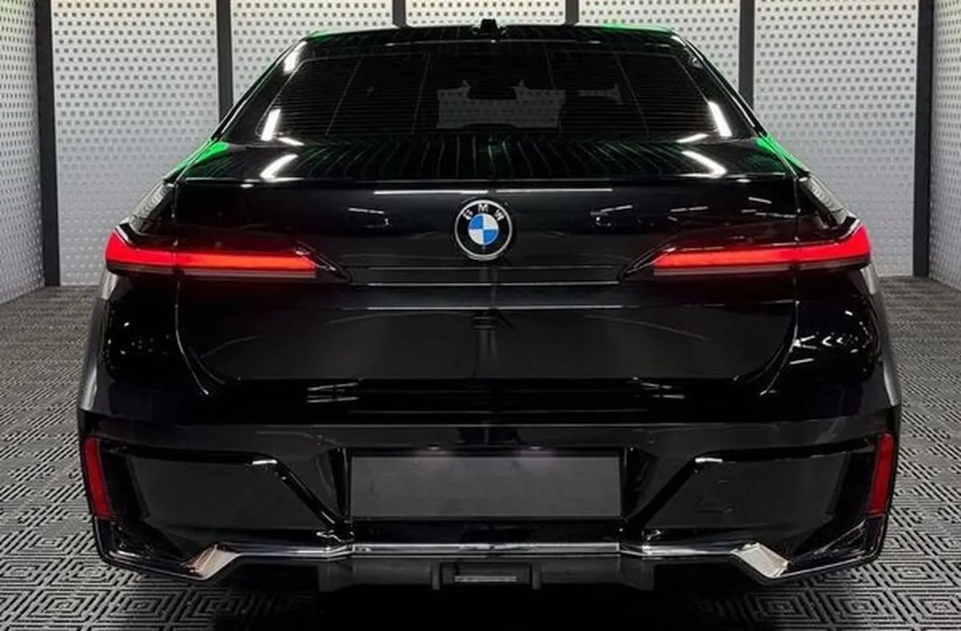 451 BMW 740D xDrive з водієм або без