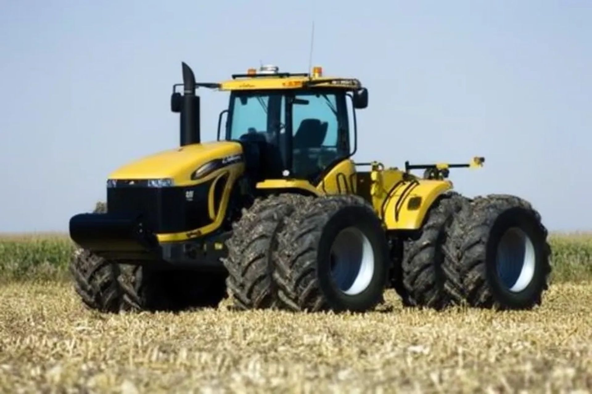 Трактор Challenger серії MT900 разом із плугом.