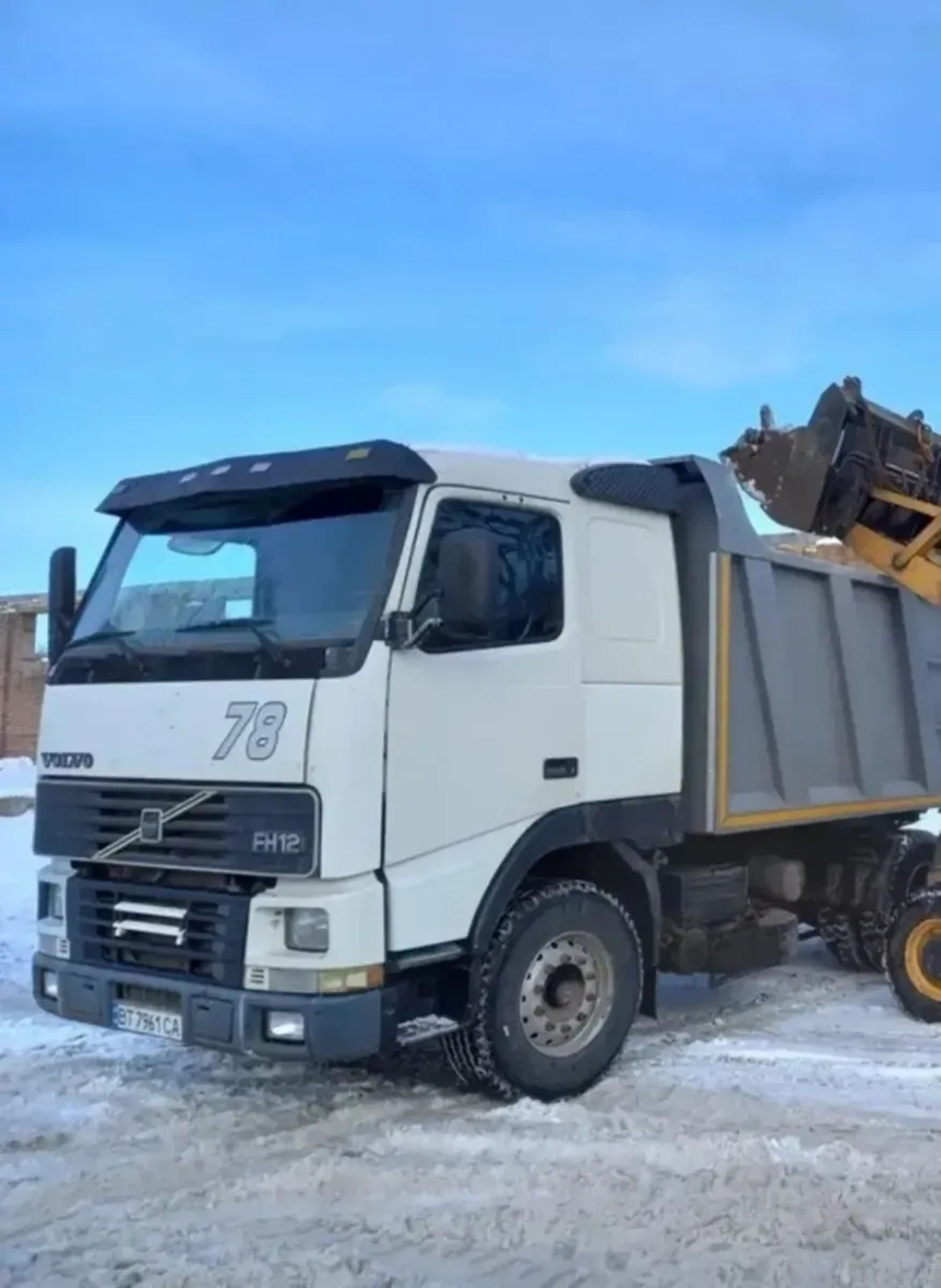 Самоскид Volvo для перевезення сипких вантажів.