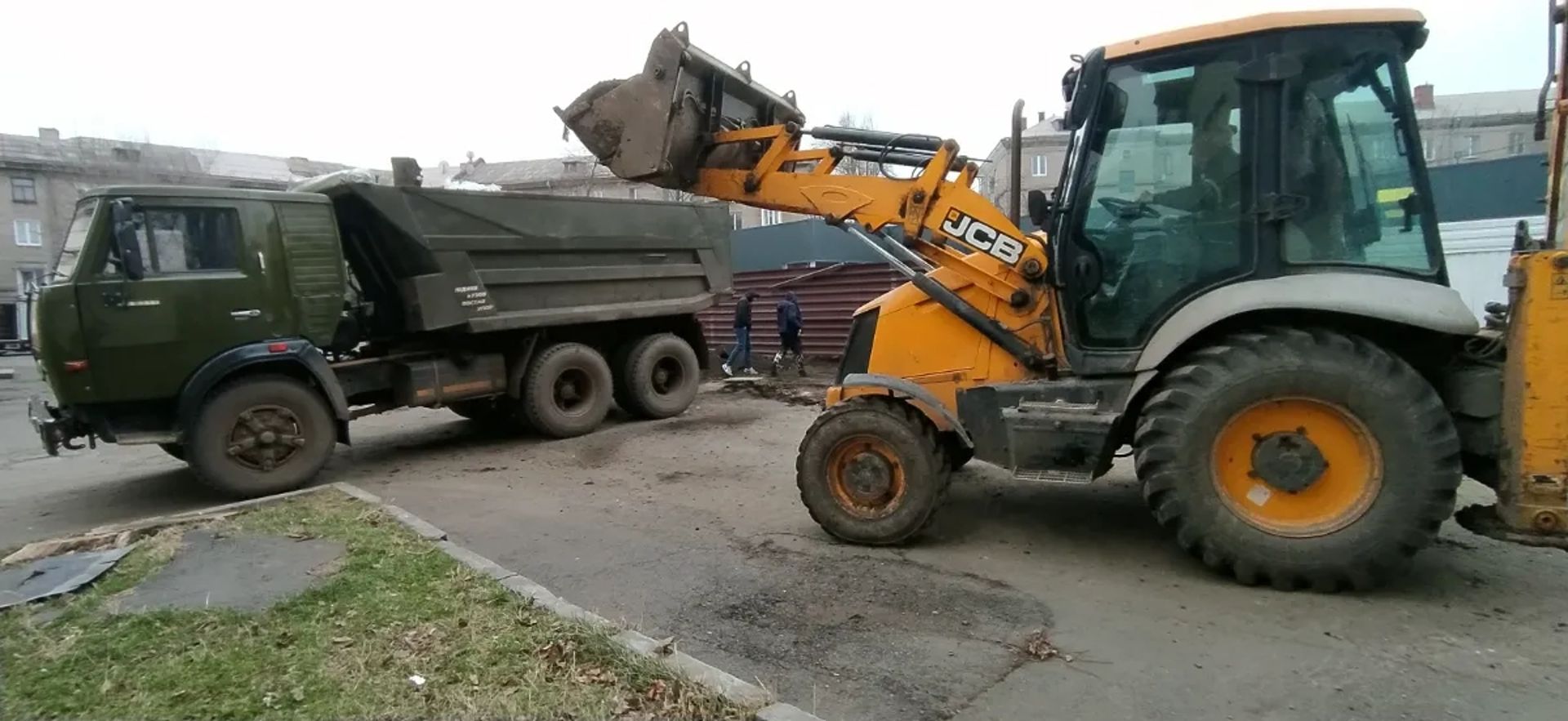 Перевезення вантажів самоскидами КАМАЗ
