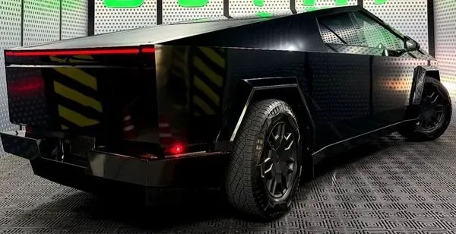 351 Tesla Cybertruck чорний без водія на фотосесію зйомки на фотосесію