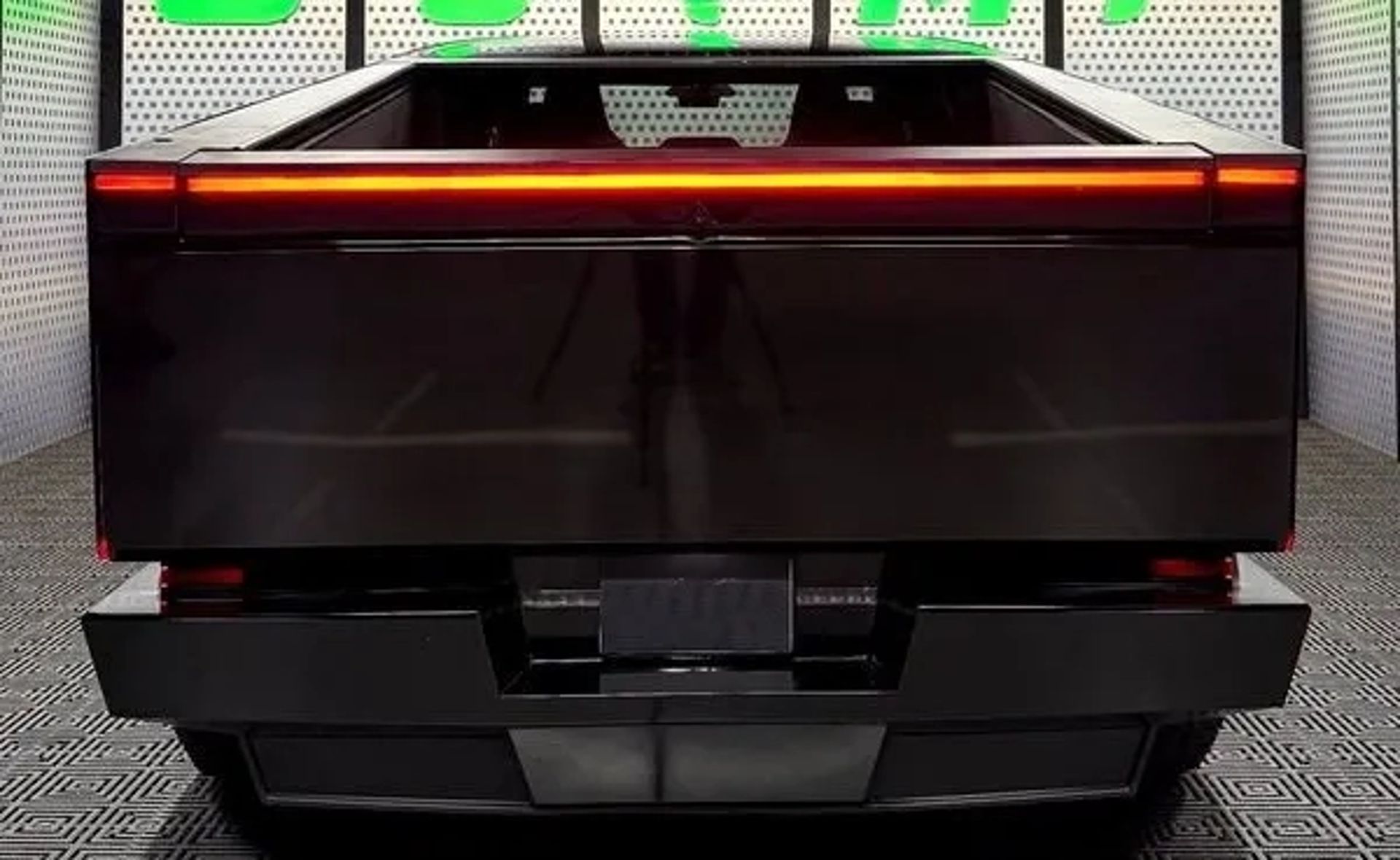 351 Tesla Cybertruck чорний без водія на фотосесію зйомки на фотосесію