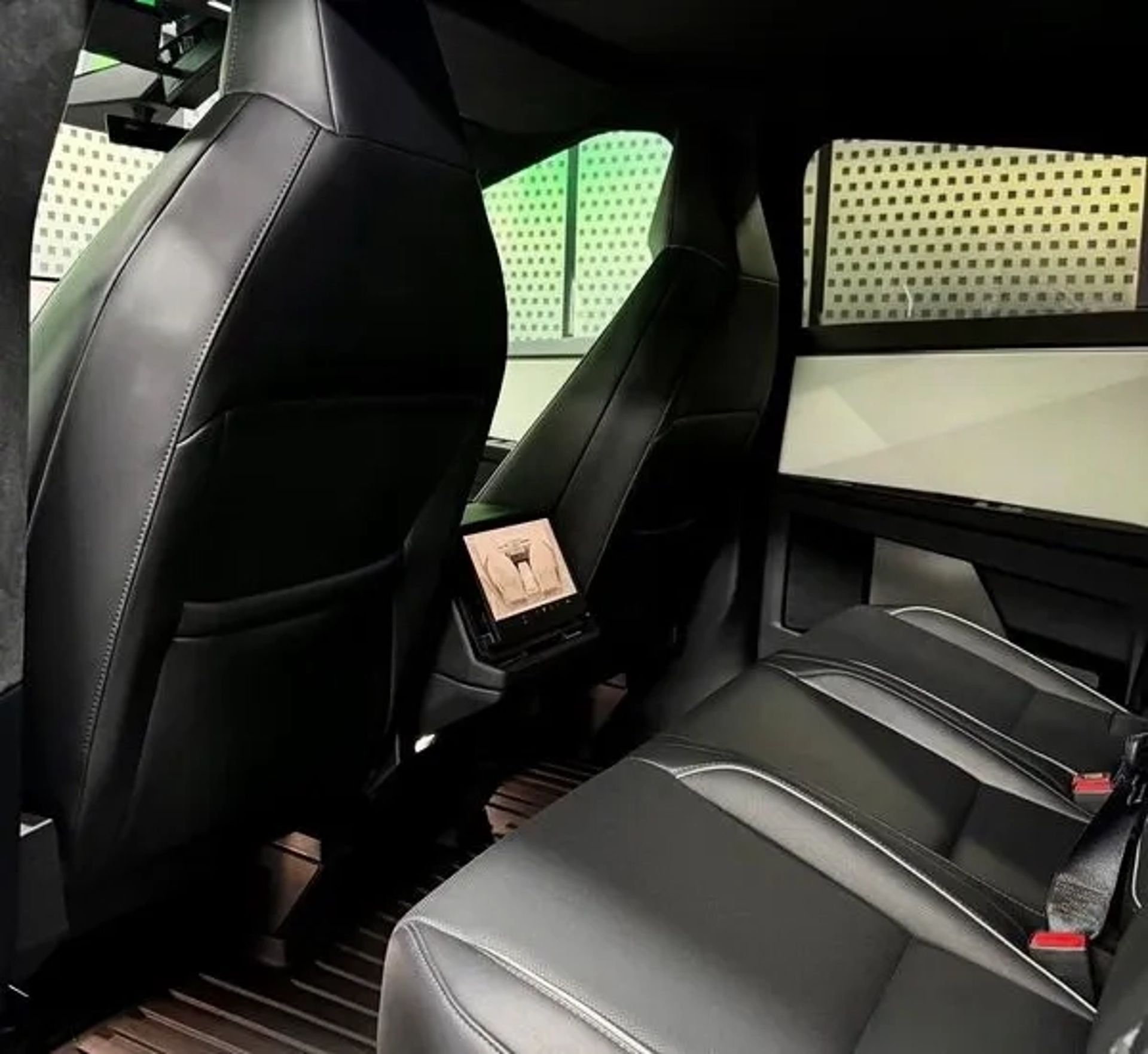 351 Tesla Cybertruck чорний без водія на фотосесію зйомки на фотосесію