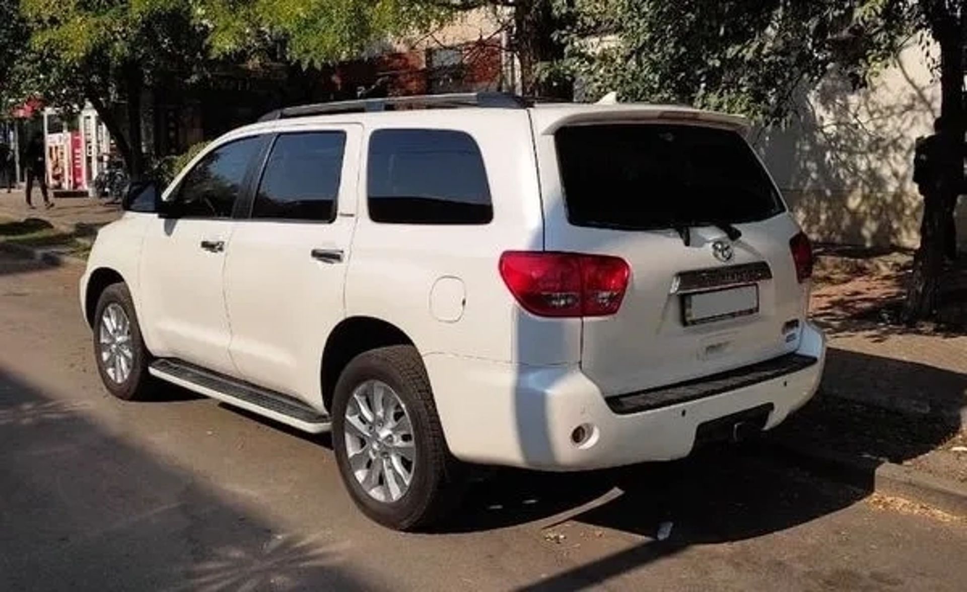 381 Джип на весілля Toyota Sequoia біла