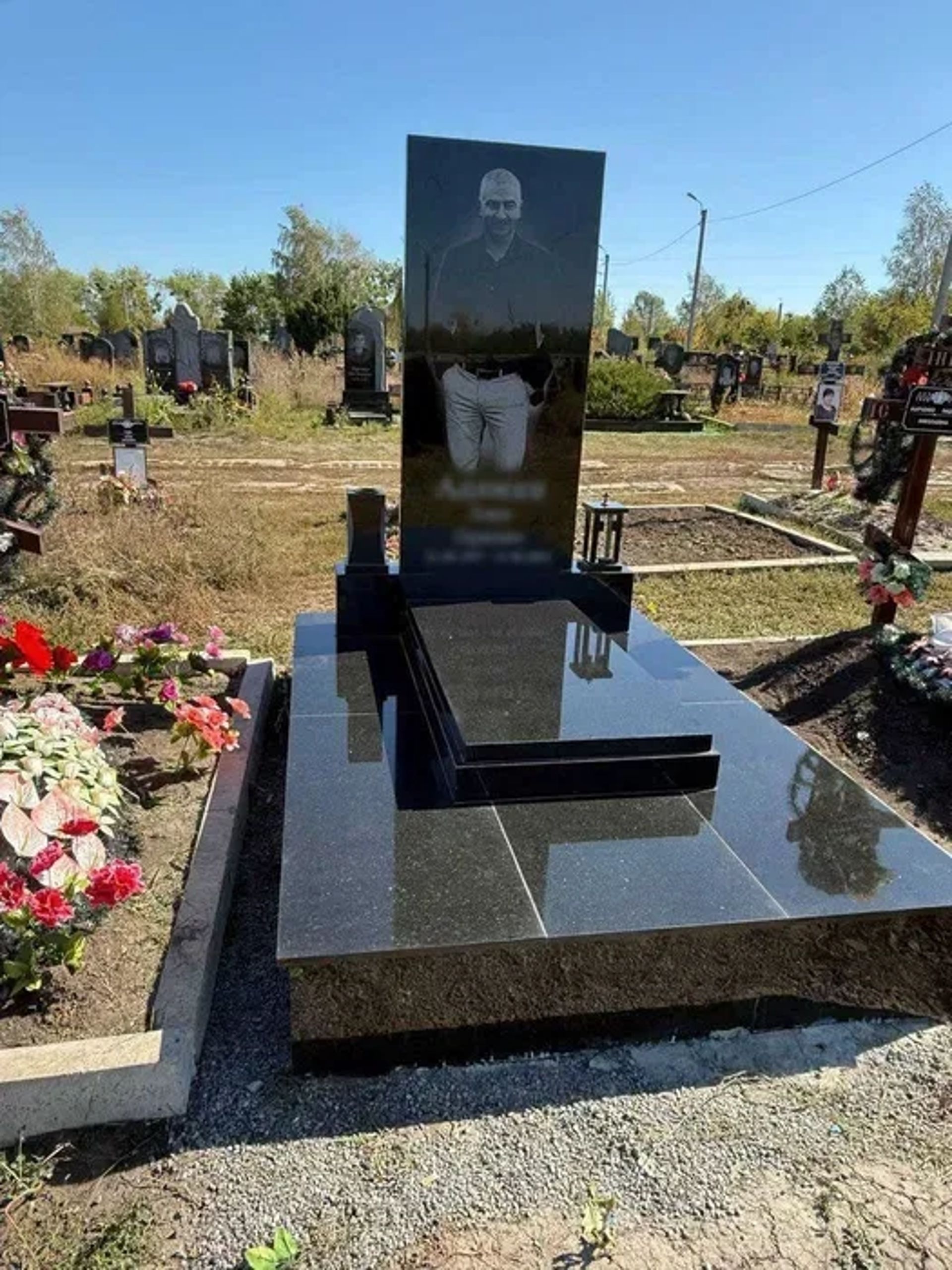 Гранітні пам’ятники, виготовлення та встановлення лавок з гарантією якості