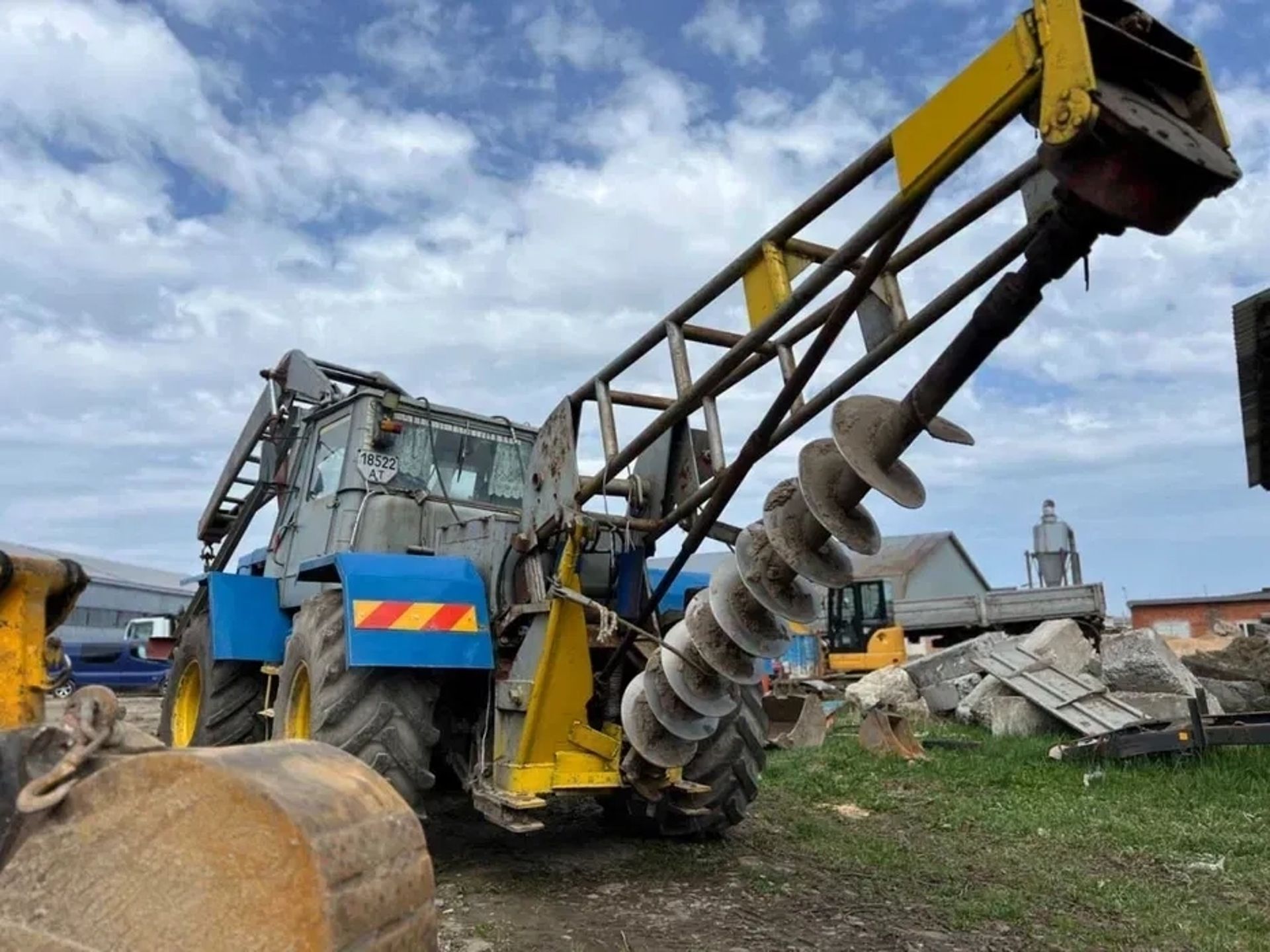 Бурильно-кранова машина на базі трактора Т-150К