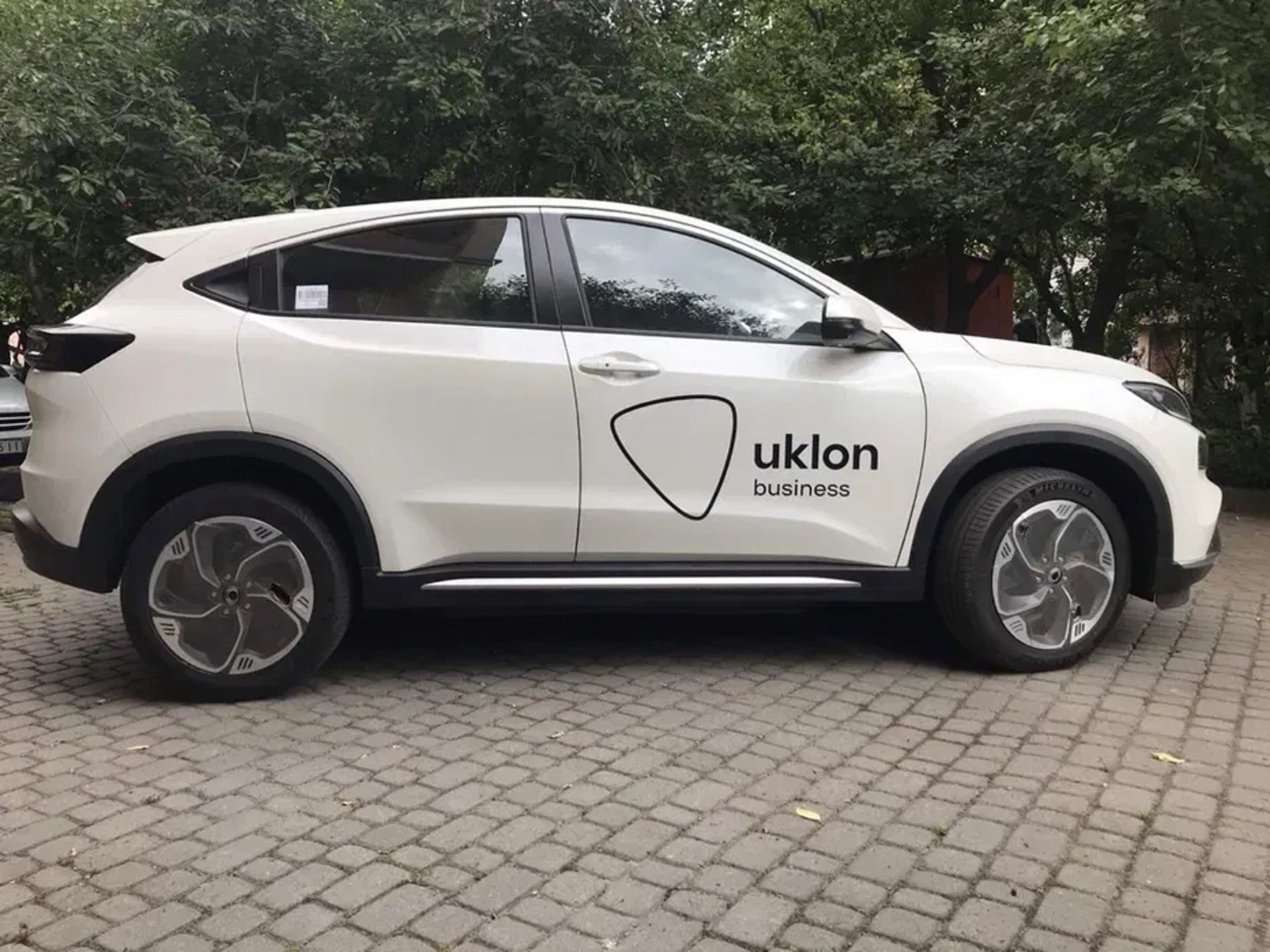 Електромобіль «Бізнес» класу під таксі.