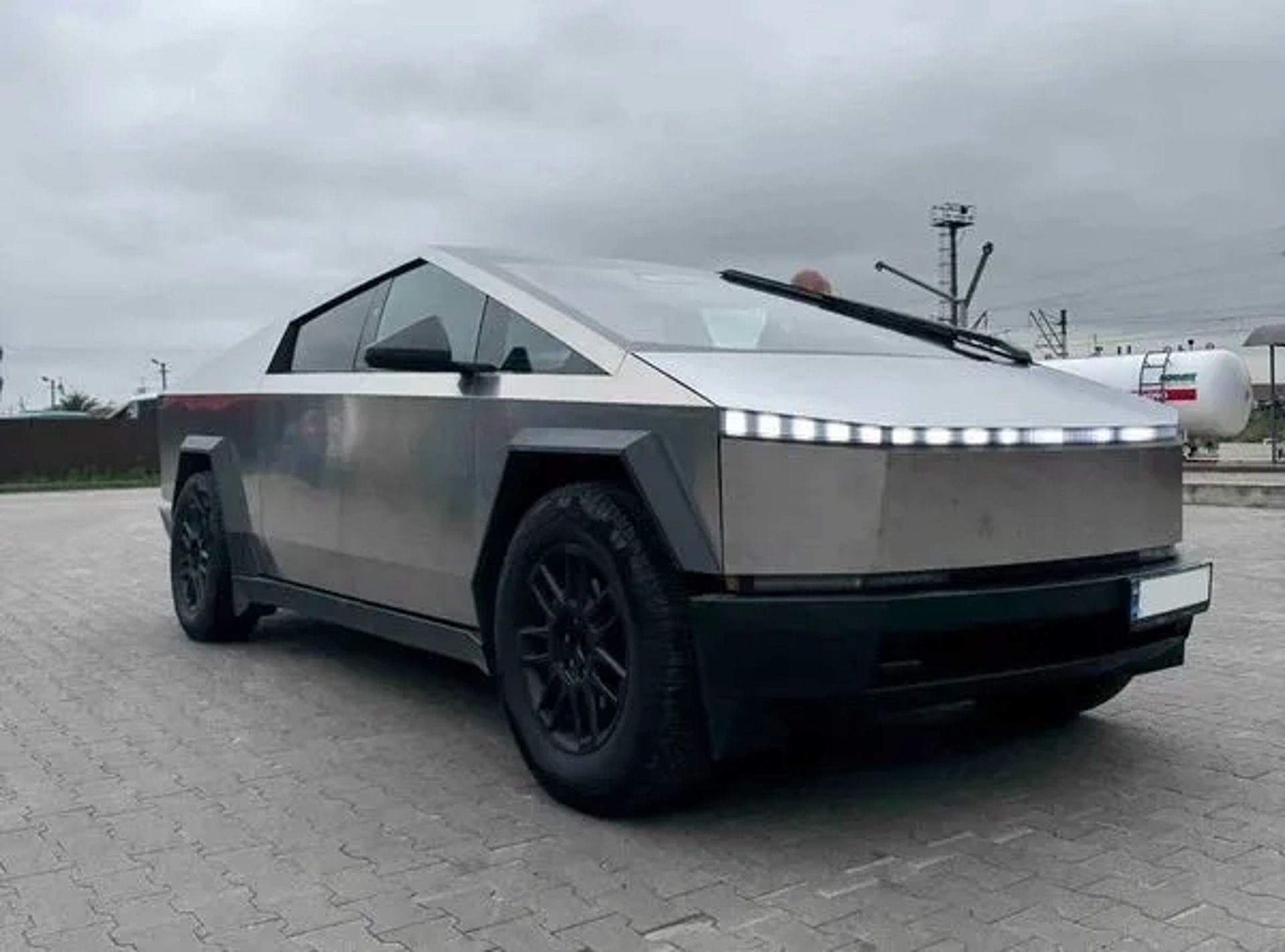 005 Tesla Cybertruck з водієм для фотосесії зйомки