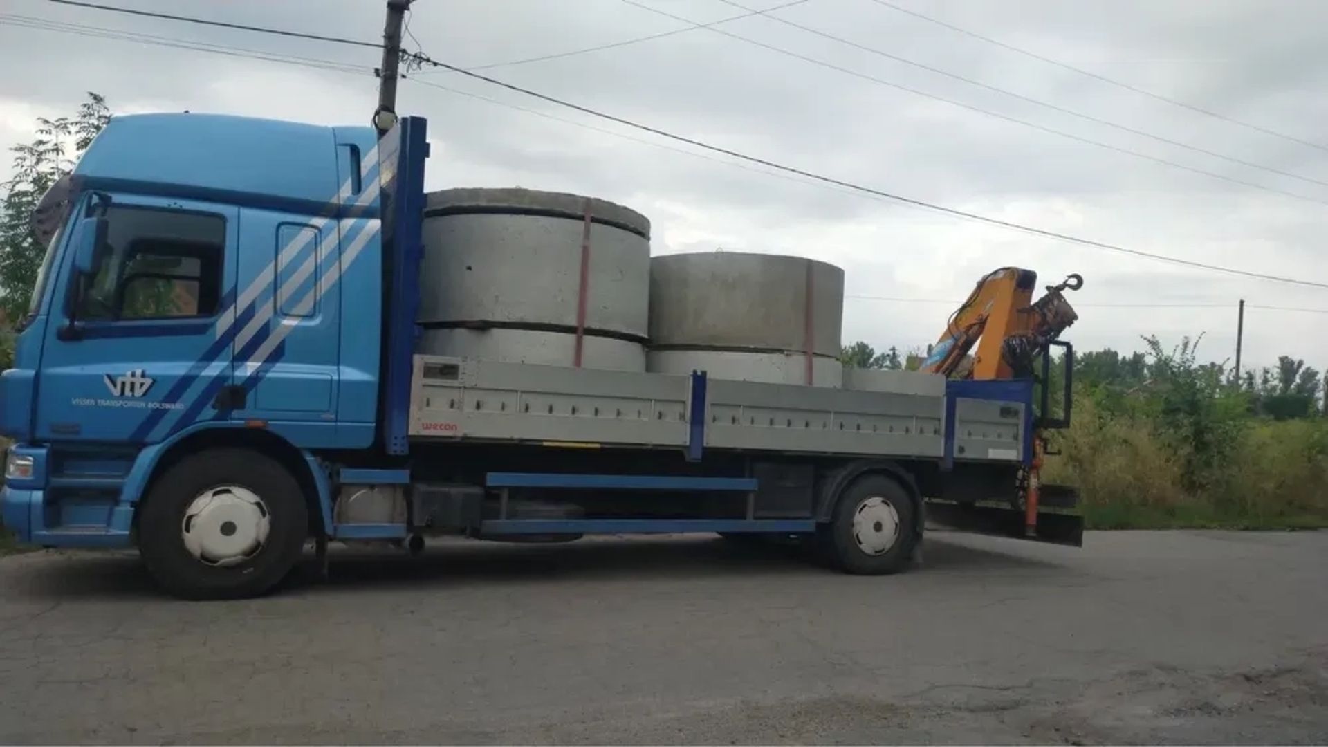 Кран-маніпулятор на шасі DAF для перевезення вантажів