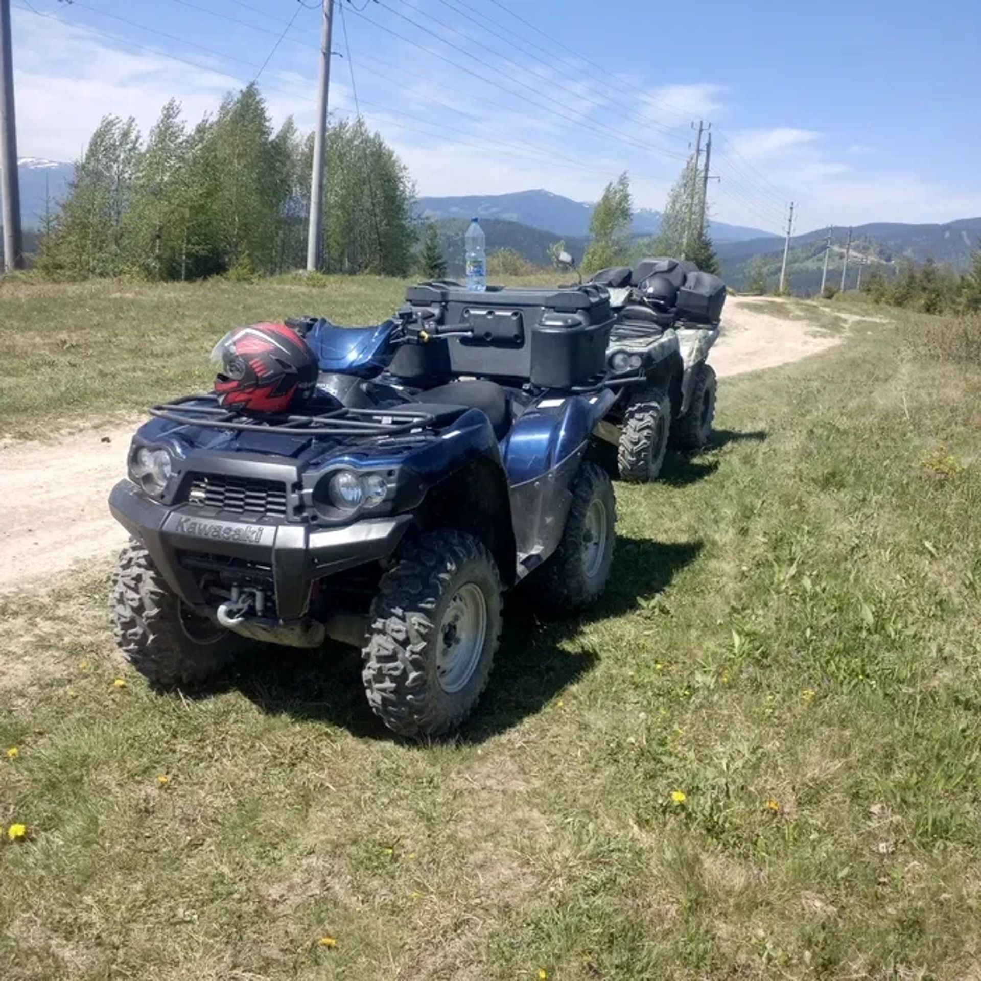 Квадроцикли, подорожі в гори.
