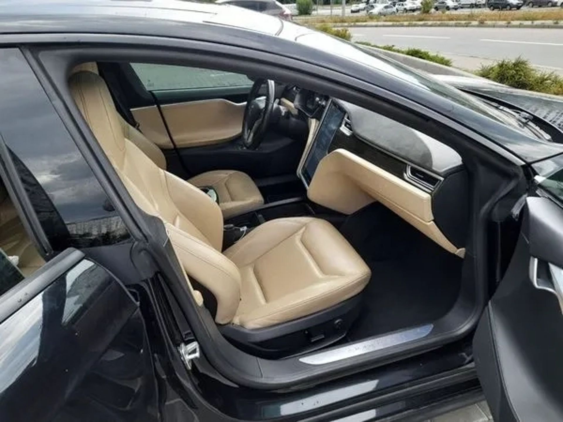 420 Авто на весілля Tesla Model S чорний з водієм у Києві
