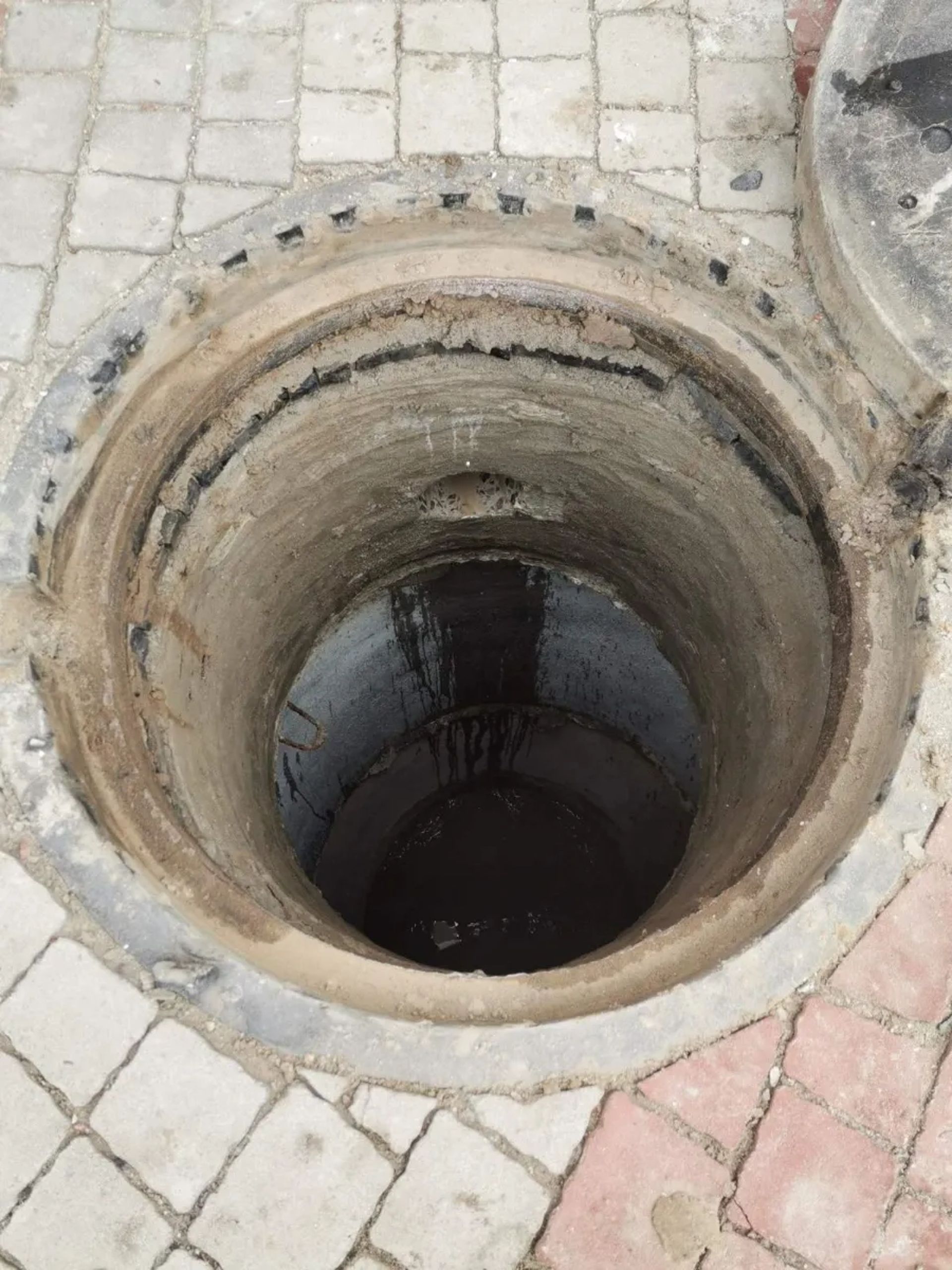 Алмазне свердління отворів. Буріння отворів без пилу та бруду. Монтаж кухонних витяжок. Встановлення рекуператорів. Алмазна різка бетону. Розширення проємів. Демонтажні роботи. Висвердлювання отворів алмазними коронками.