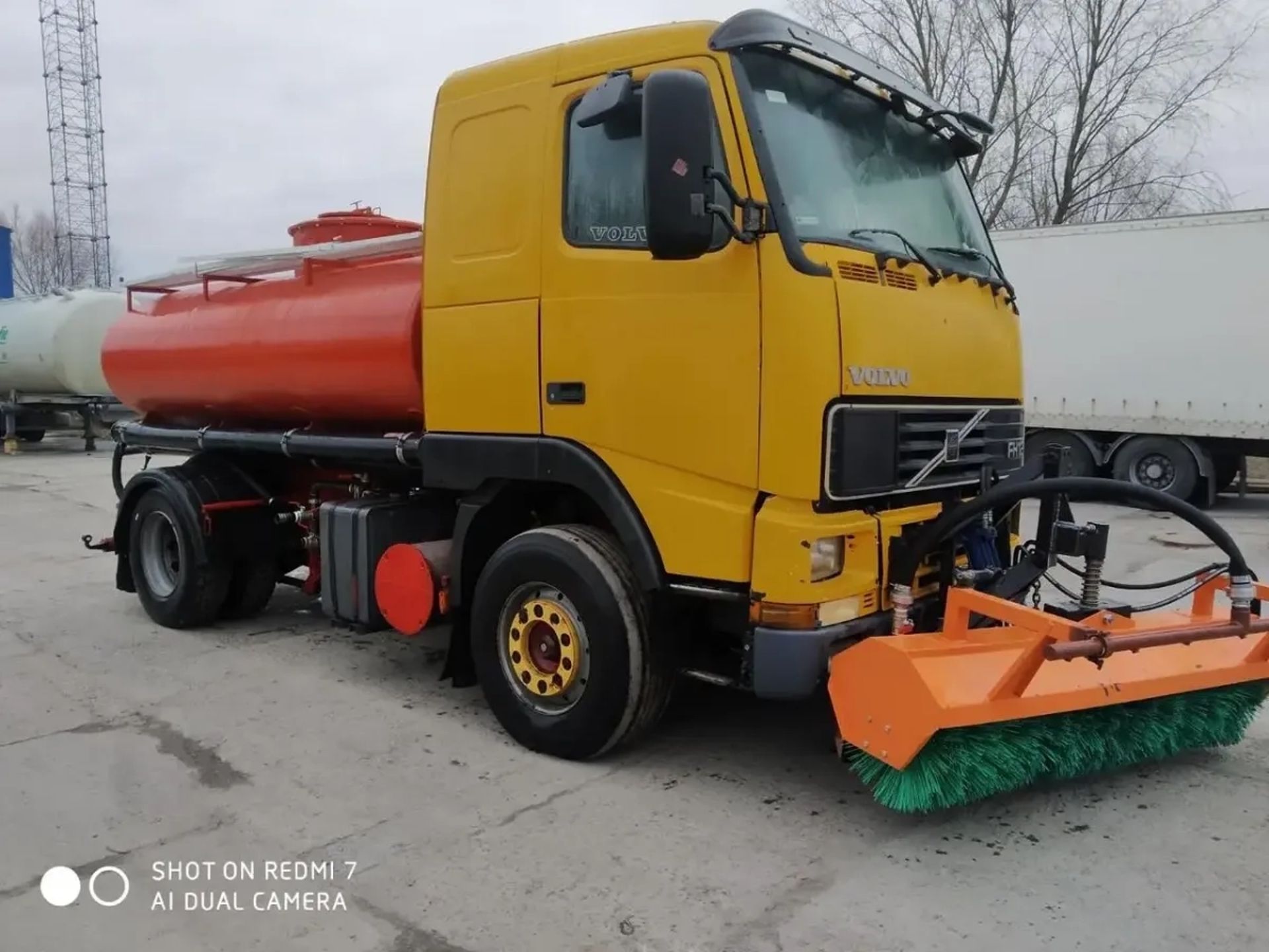 Поливна машина Volvo, ємність 8 м. куб, з щіткою