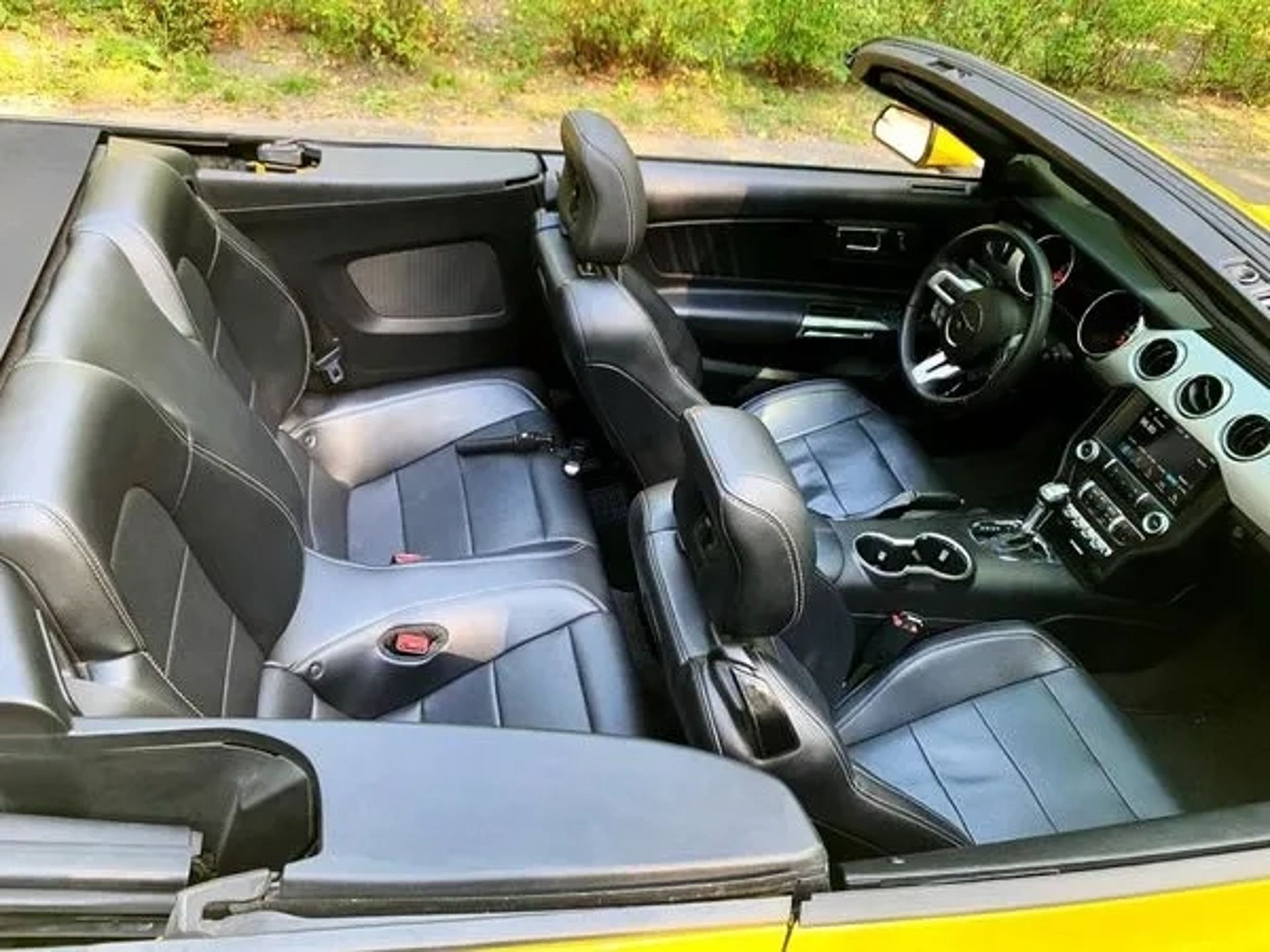 070 Кабріолет Ford Mustang GT жовтий
