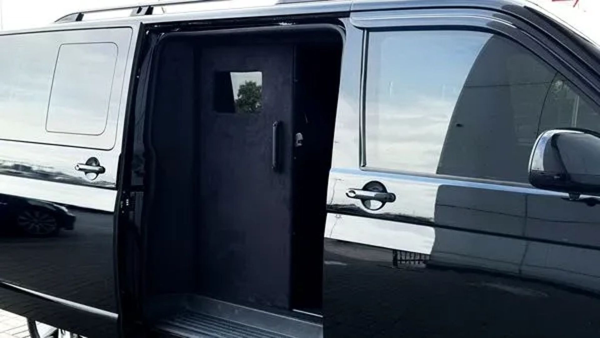 380 Мікроавтобус Volkswagen Multivan B6 броньований без водія