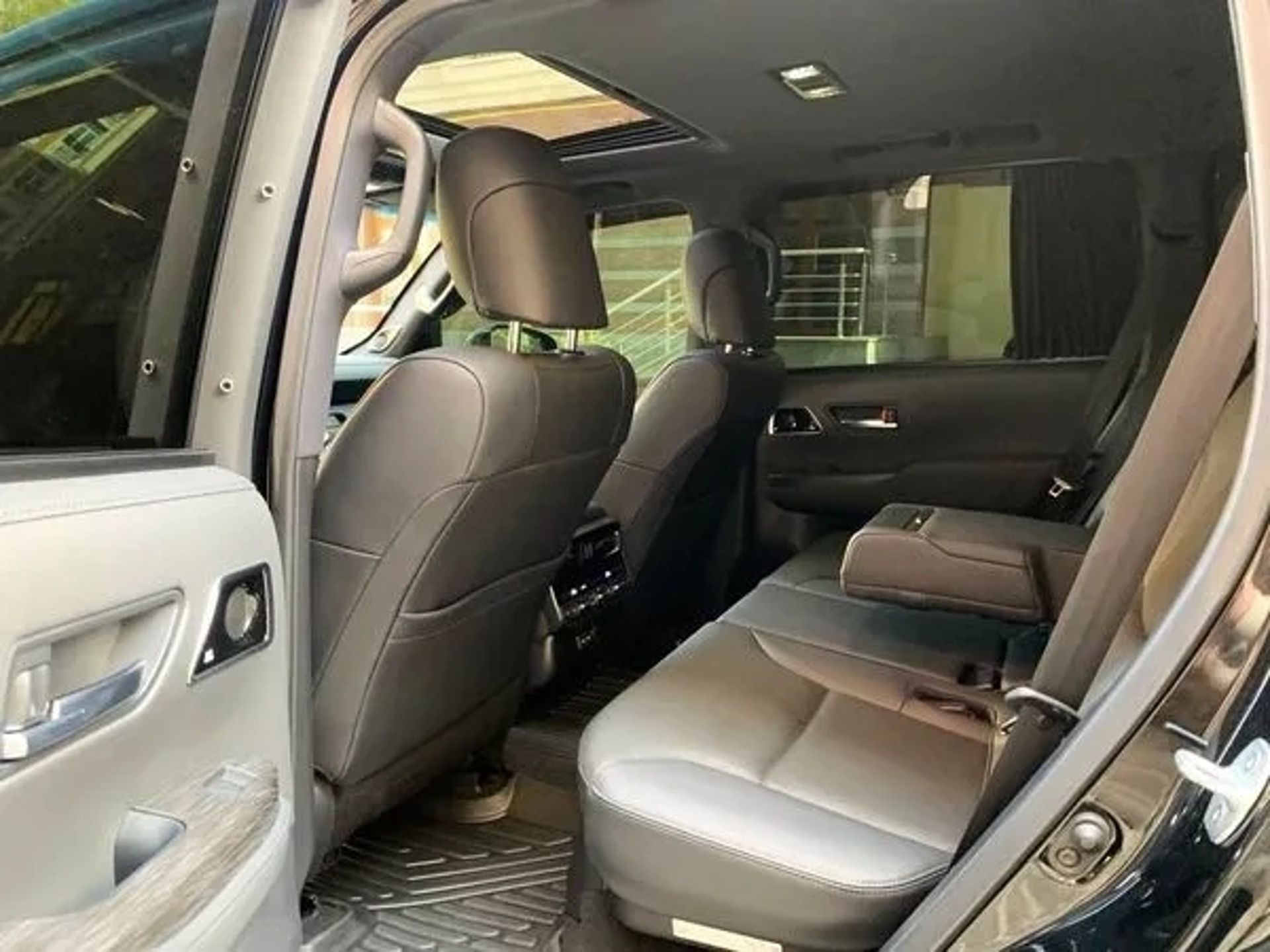 370 Toyota Land Cruiser 300 без водія