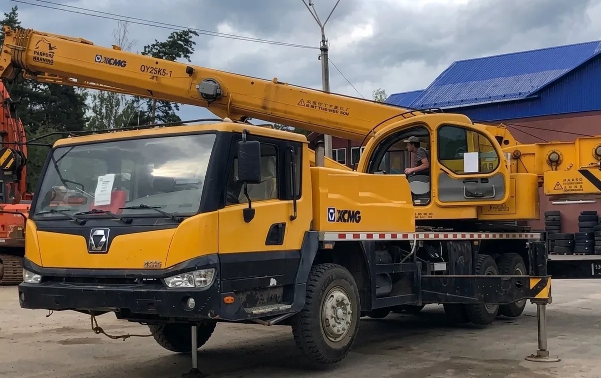 Автокран XCMG QY25K5-1 (25 тонн) — для будівництва
