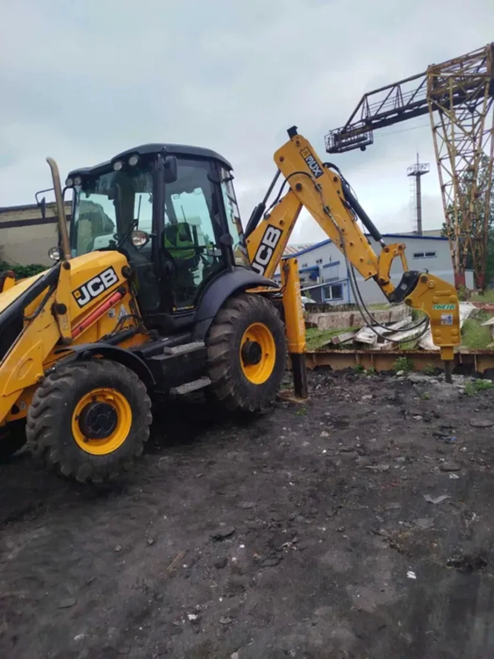Гідромолот на базі екскаватора-навантажувача JCB 3CX