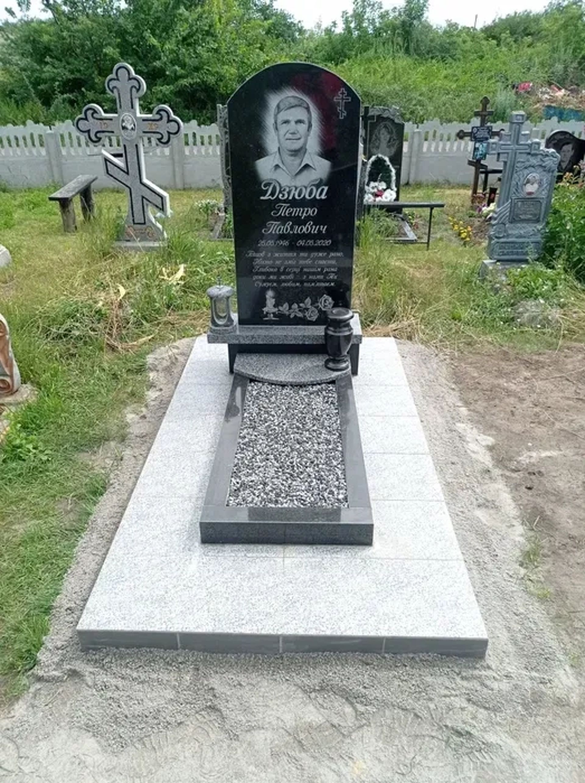 Виготовлення пам'ятників з граніту та бетону.