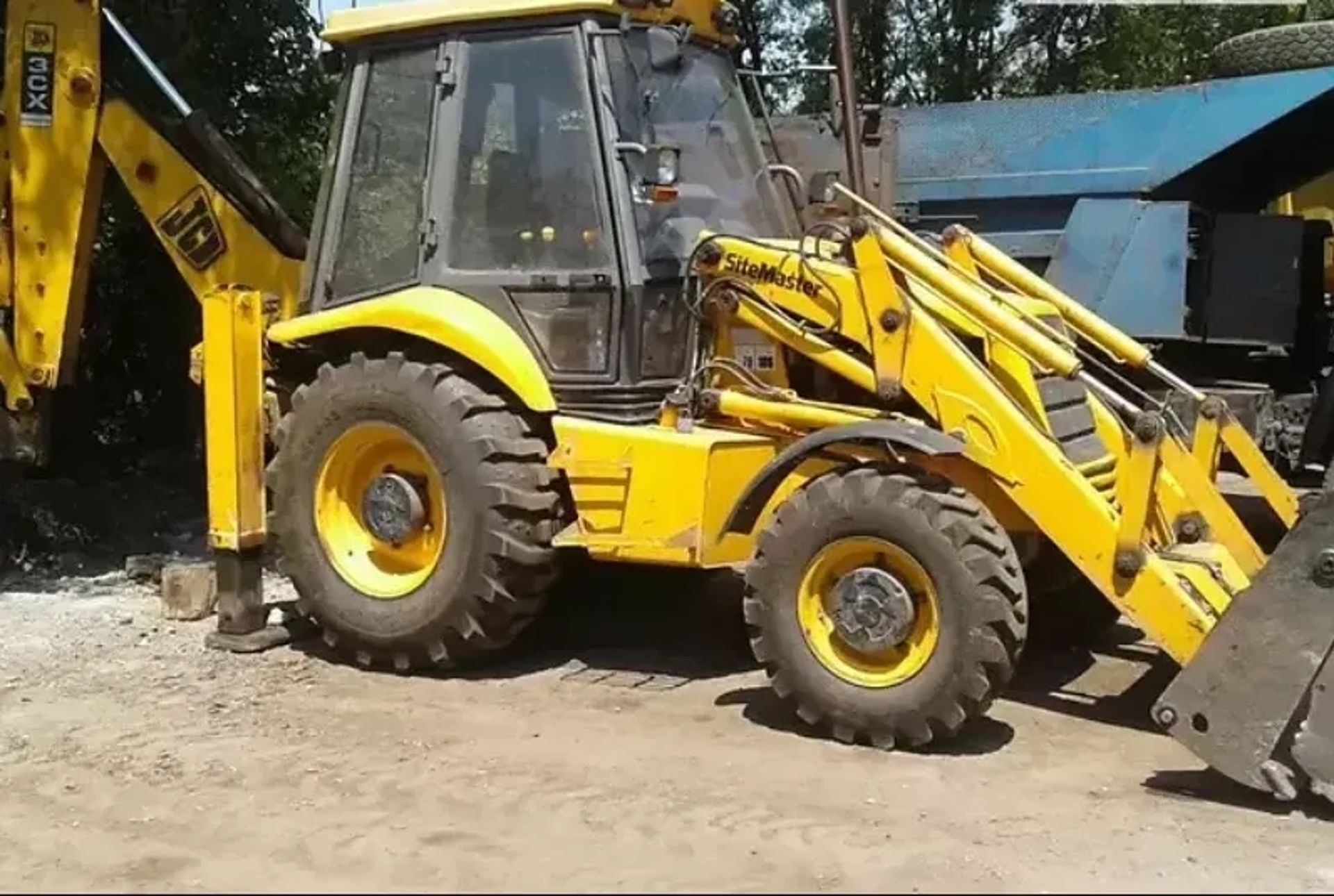 Екскаватор-навантажувач JCB 3CX для копання траншей