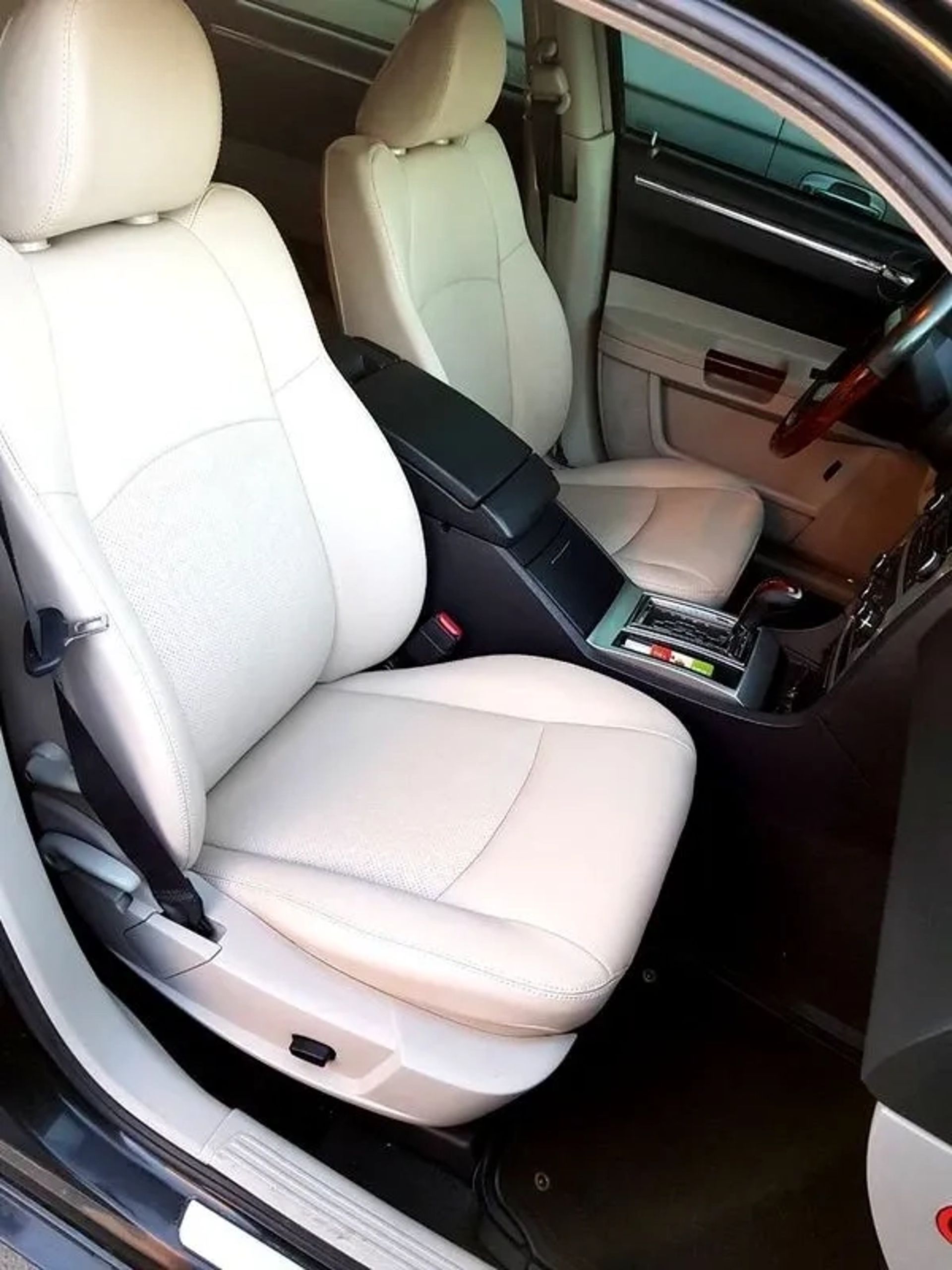 136 Chrysler 300C чорний авто на весілля замовити з водієм