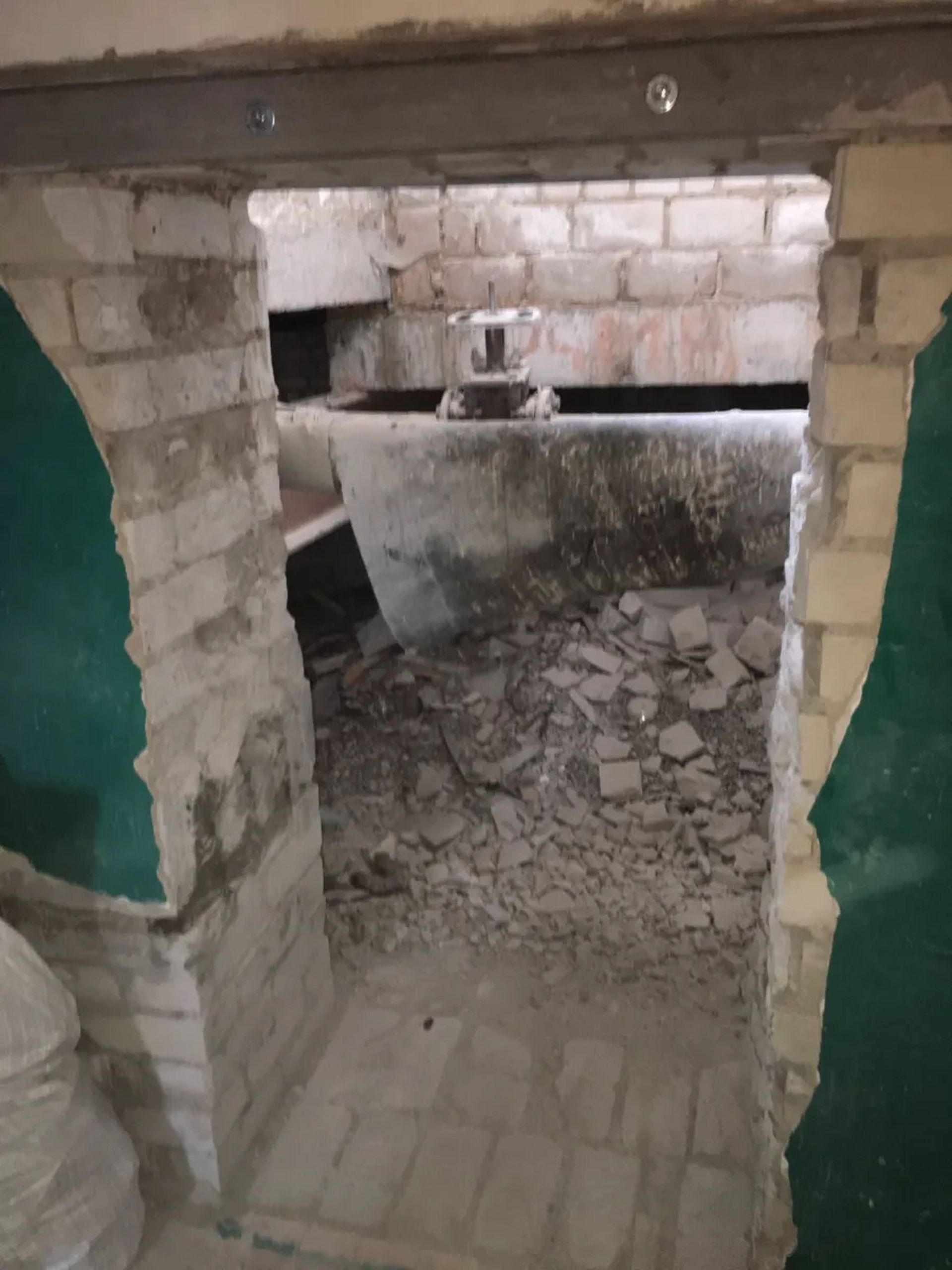 Демонтування демонтажні роботи демонтаж даху полу плитки стін паркана