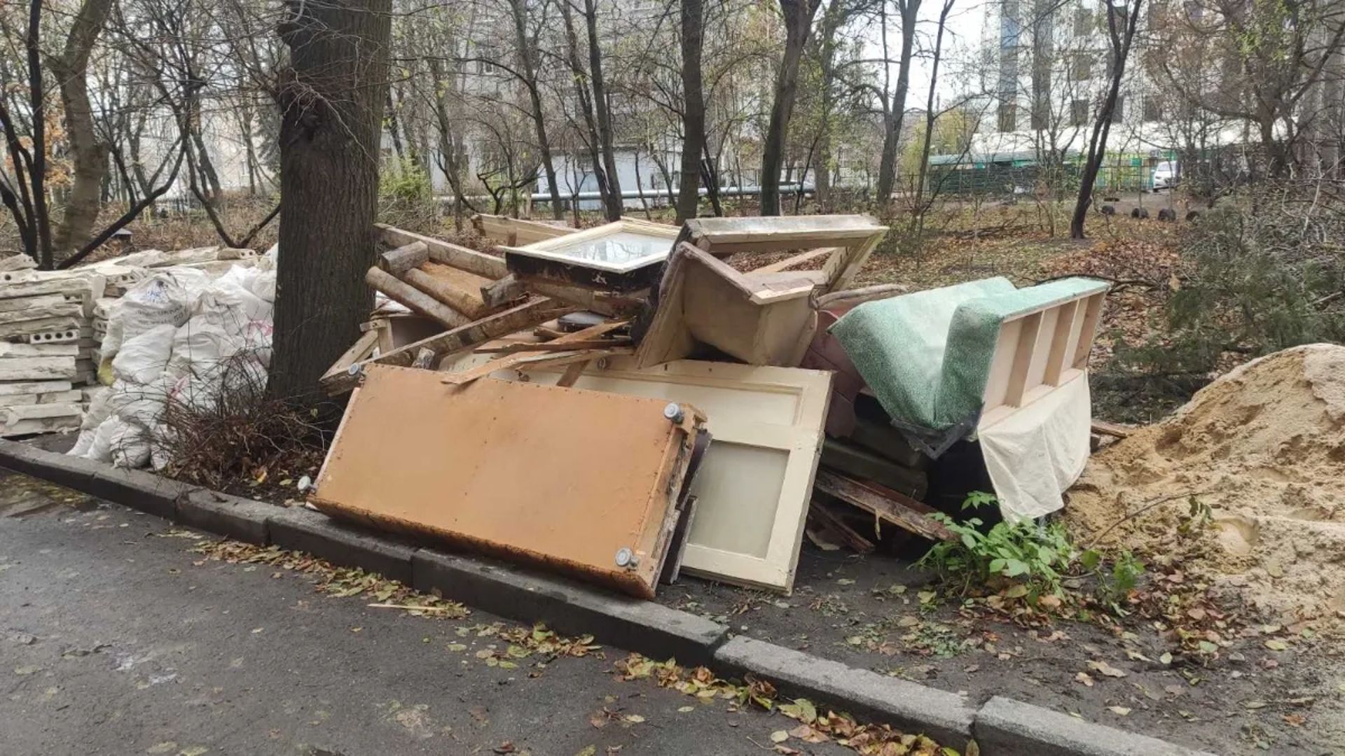 Демонтування демонтажні роботи демонтаж даху полу плитки стін паркана