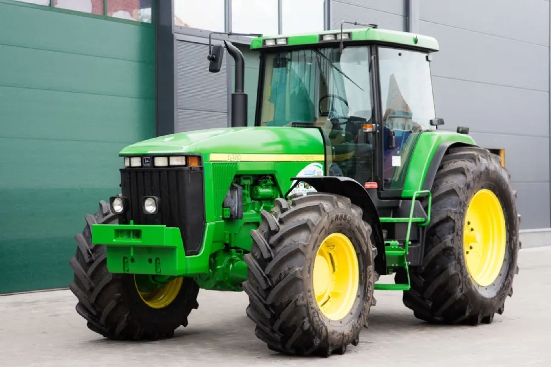 John Deere 8400 — професійний трактор для важких польових робіт