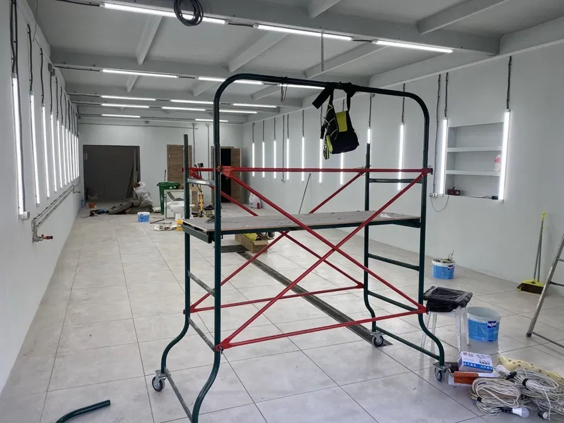Вишка тура . Для роботи на висоті зі стопором на колесах.