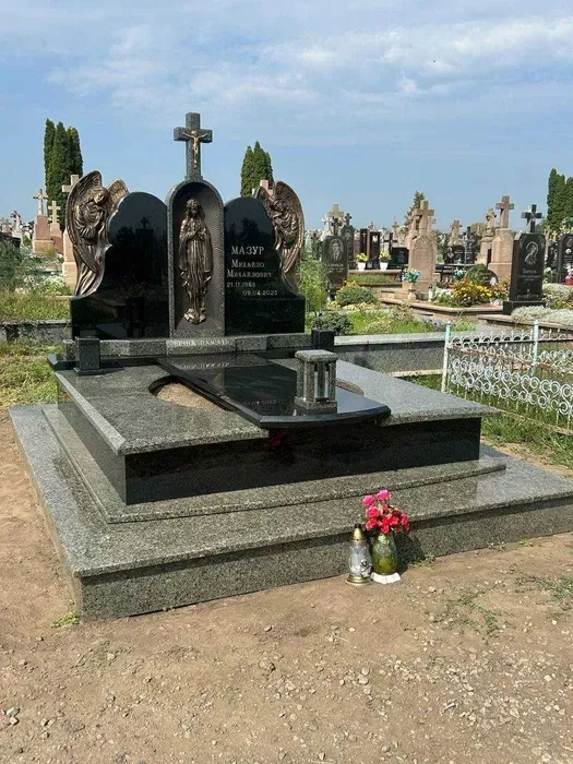 Пам'ятники з Граніту (SVS-GRANIT): Власне Виробництво.