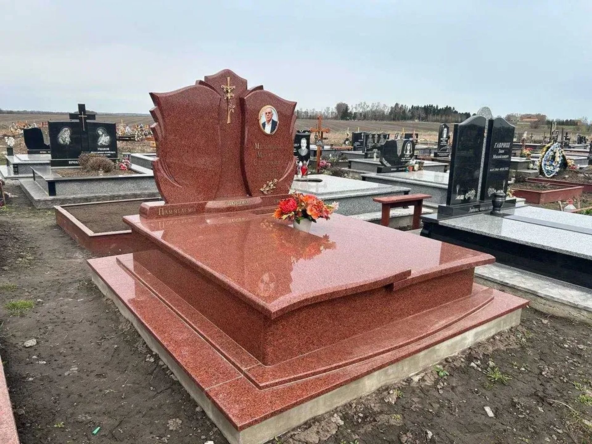 Пам'ятники з Граніту (SVS-GRANIT): Власне Виробництво.
