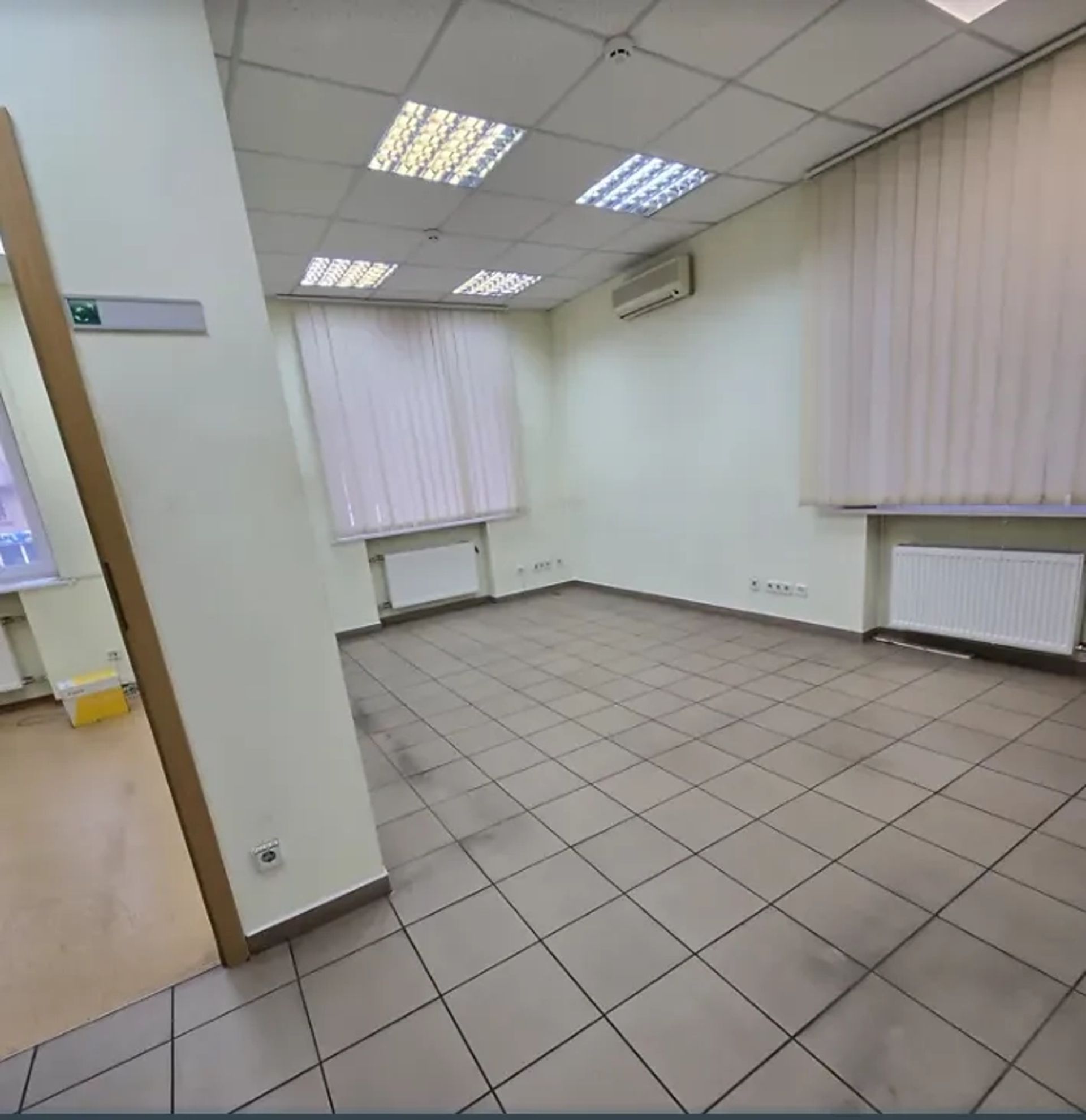 Нежитлове приміщення в житловому будинку площа 181.9 кв.м