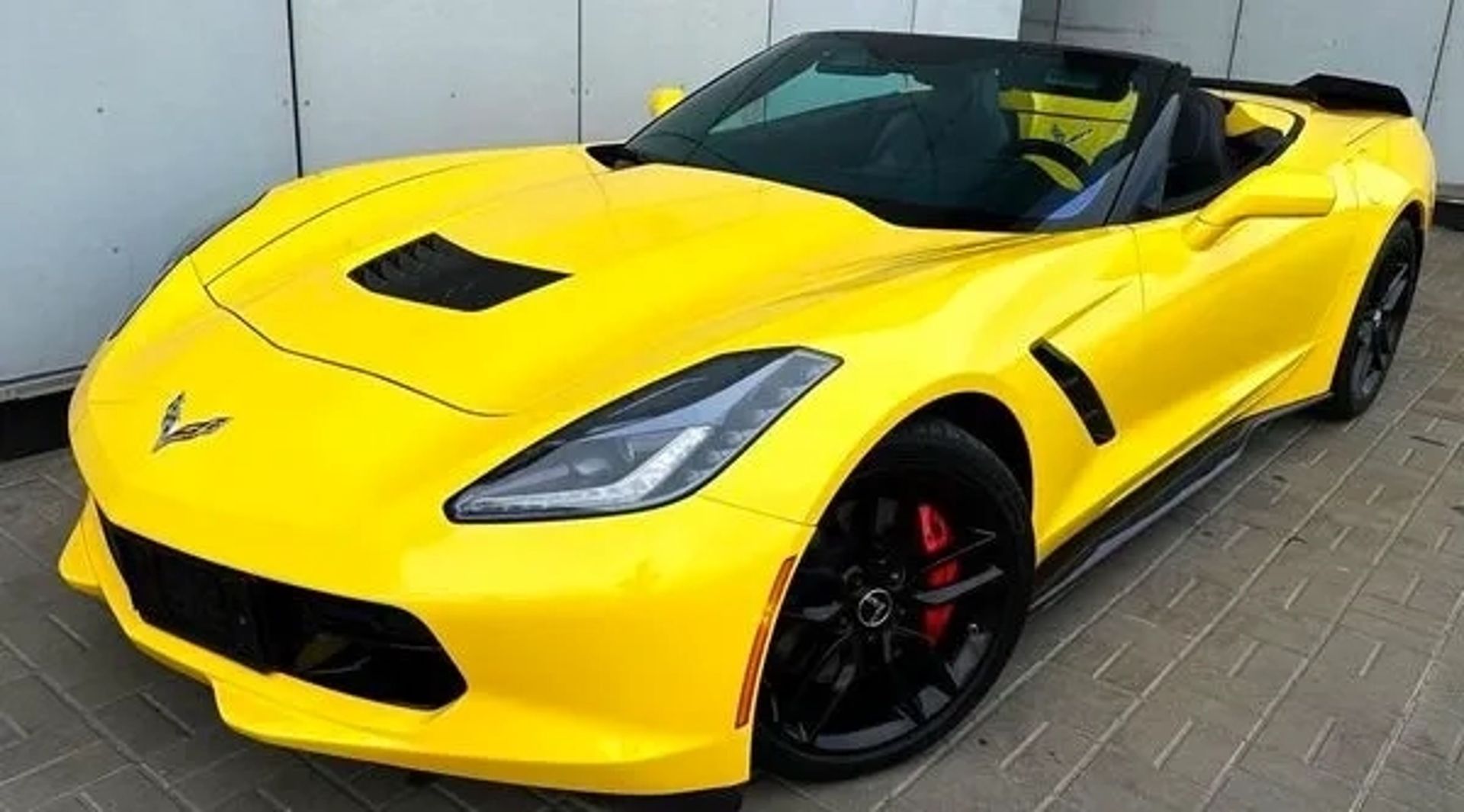 011 Кабріолет Chevrolete Corvette Stingray жовтий на зйомки