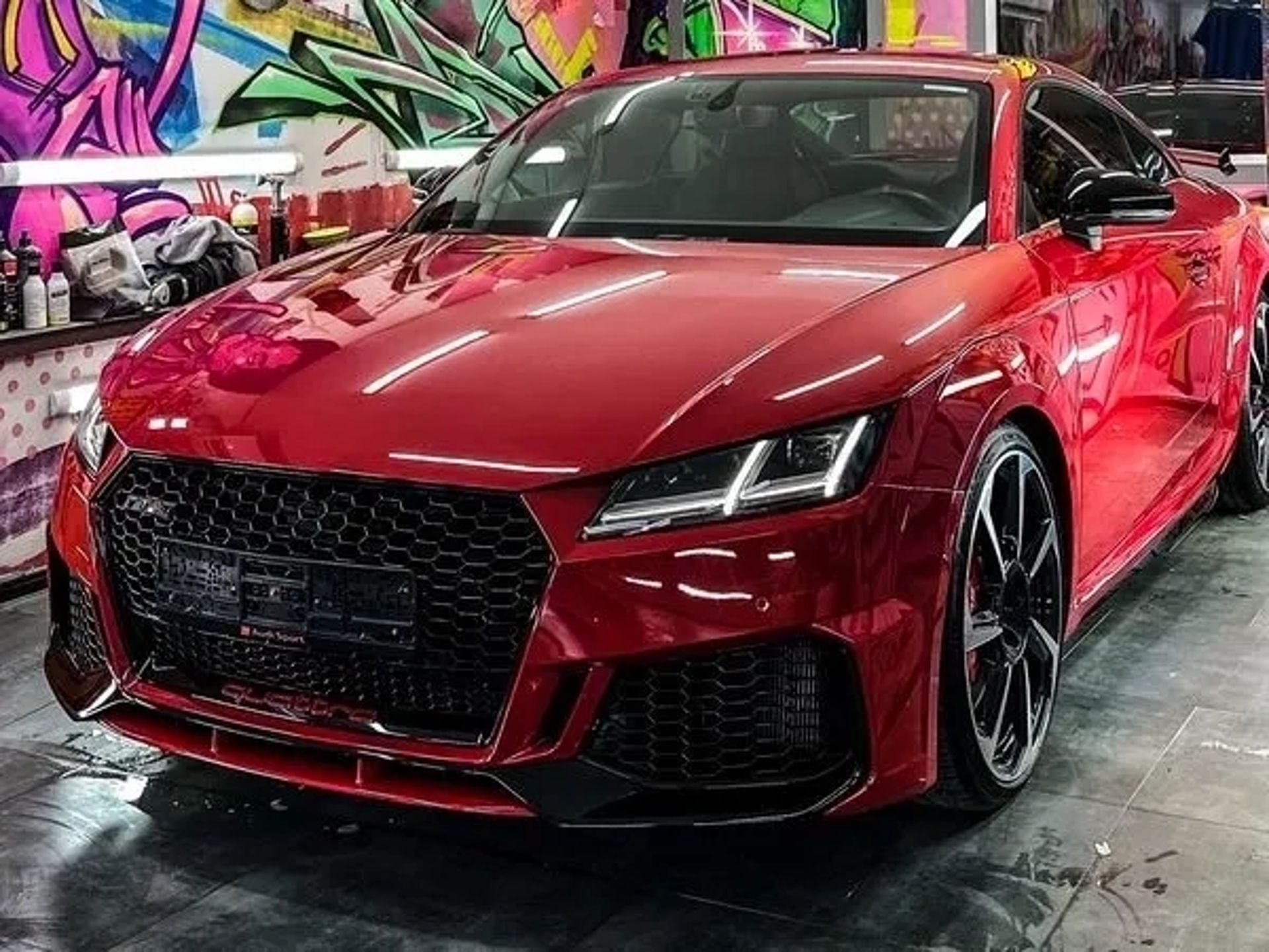 419 Audi TT RS червона для фотосесії зйомки