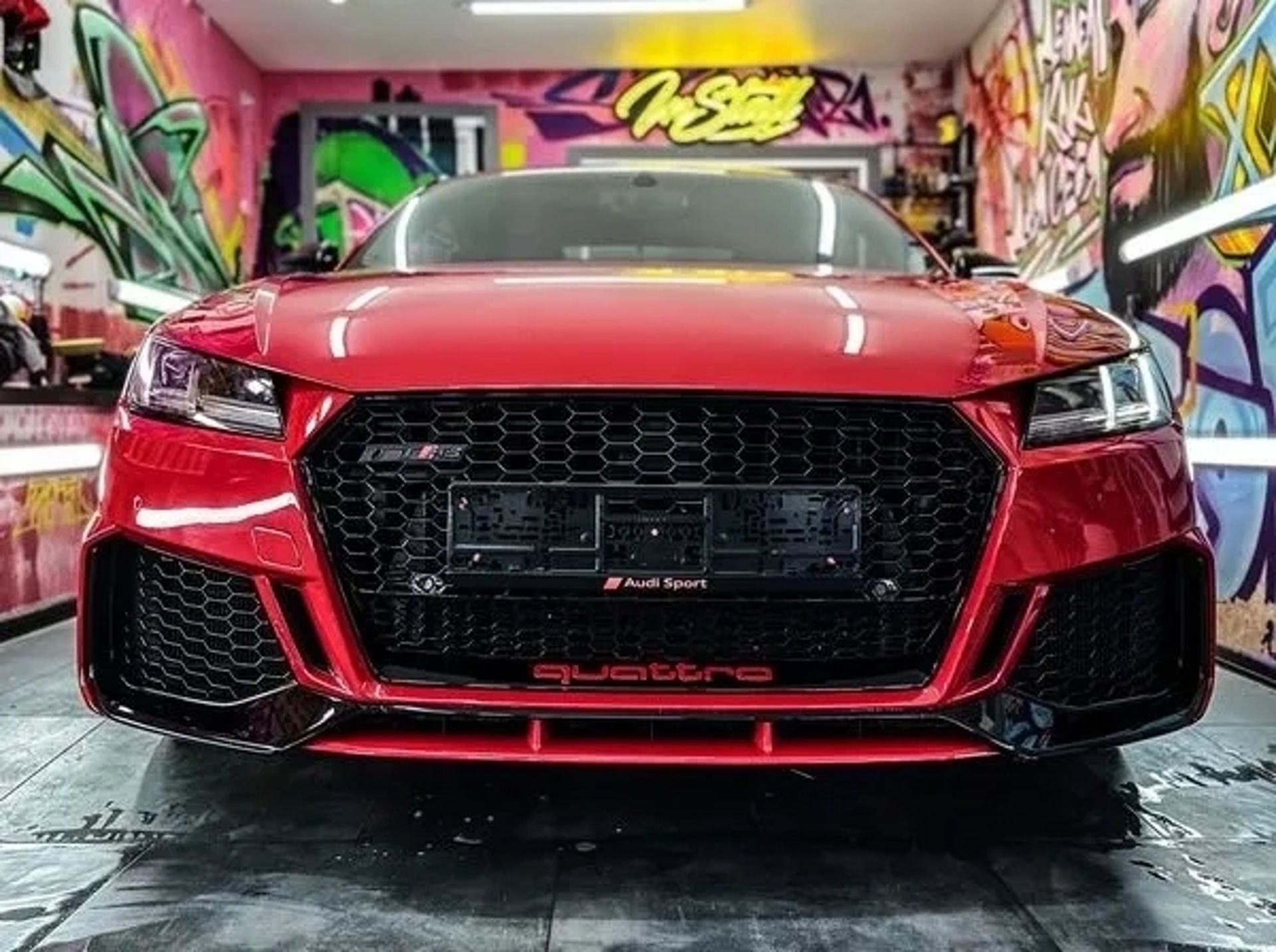 419 Audi TT RS червона для фотосесії зйомки