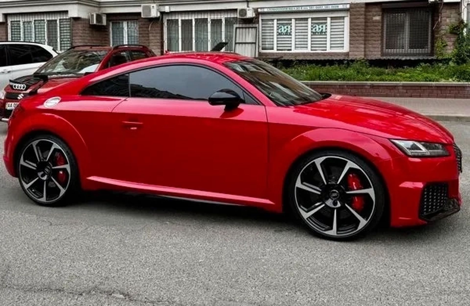 419 Audi TT RS червона для фотосесії зйомки
