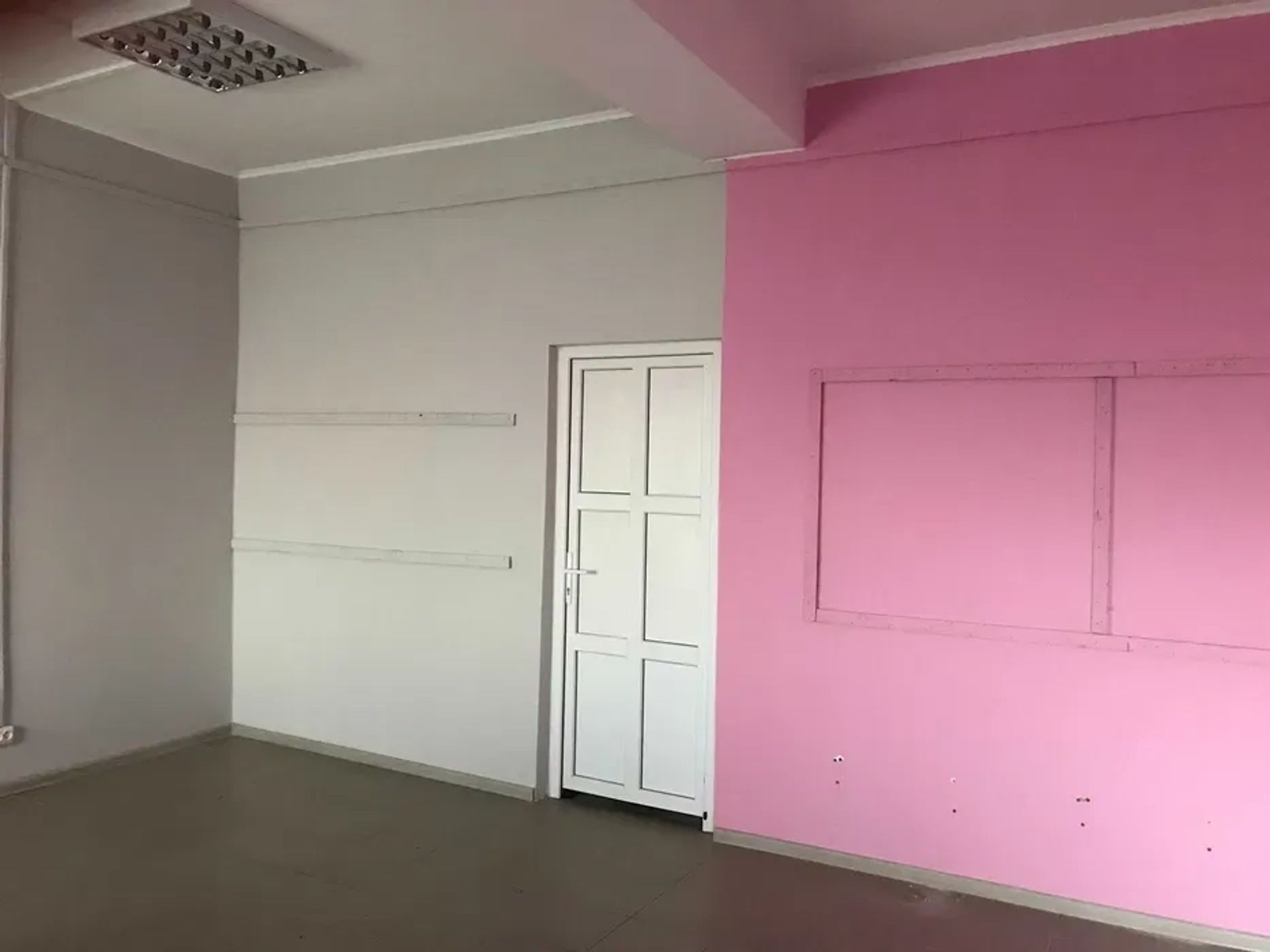 Комерційне приміщення під магазин, салон, тощо - 225 €