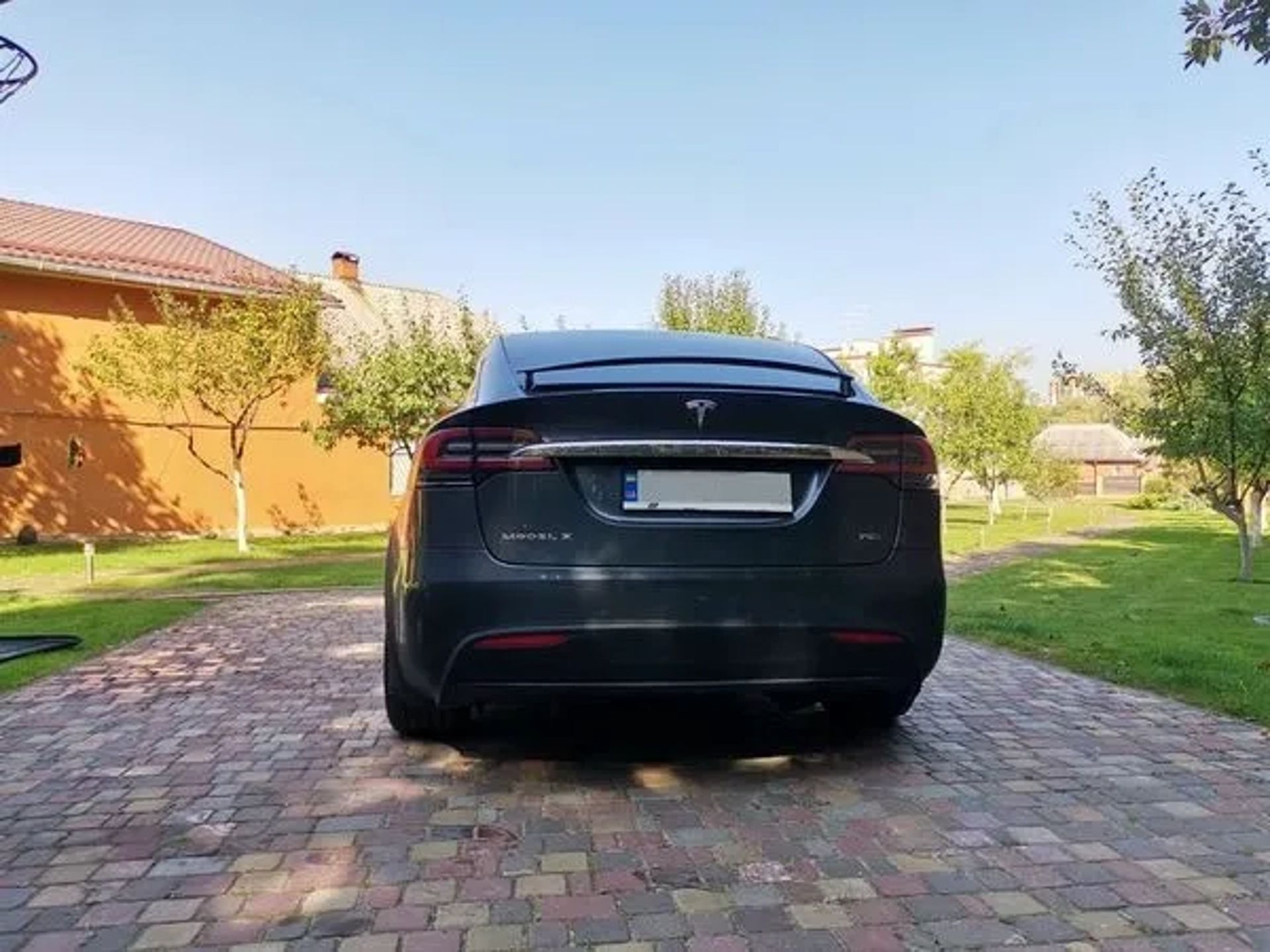 075 Tesla Model X сіра на весілля зйомки 