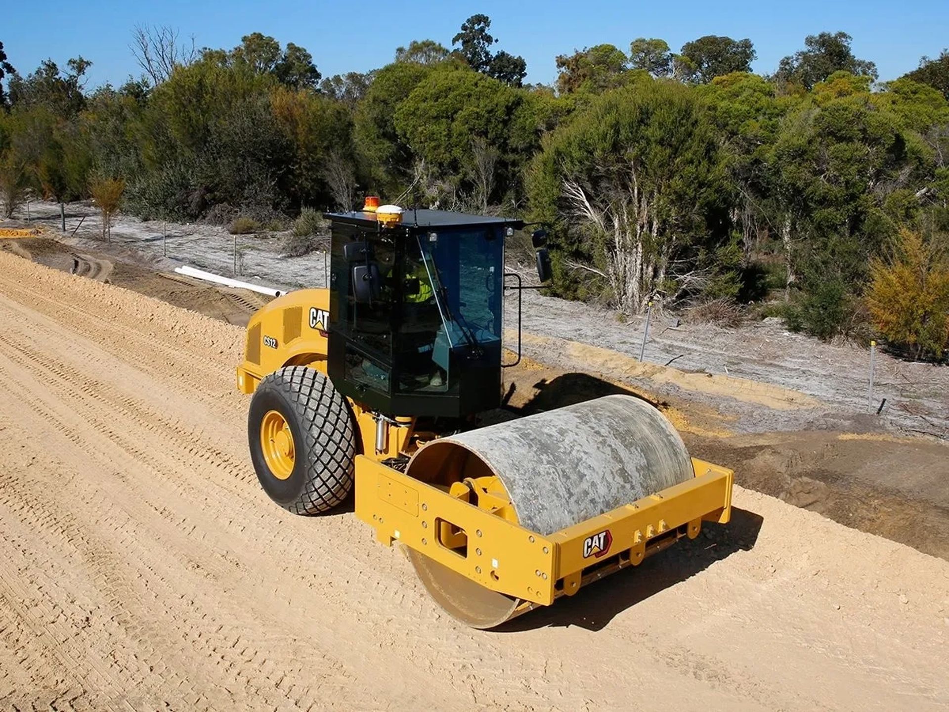 Вібраційний каток Caterpillar CS64B