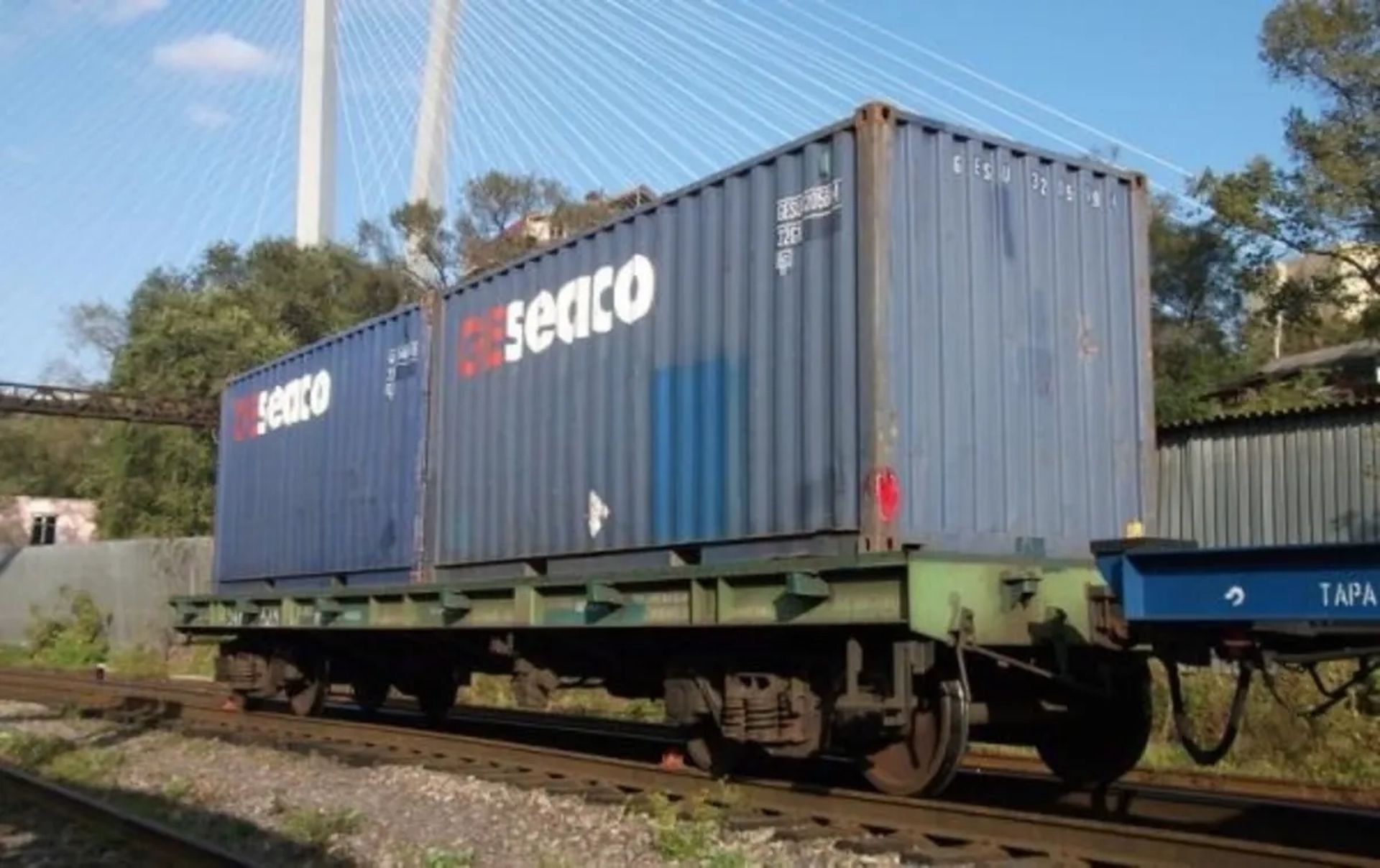 Вагон - платформа для перевезення великотоннажних контейнерів 13-401