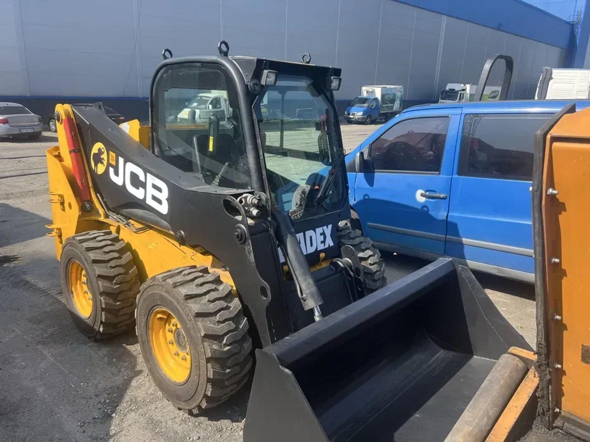 JCB 190 — надійний мінінавантажувач для будівельних робіт