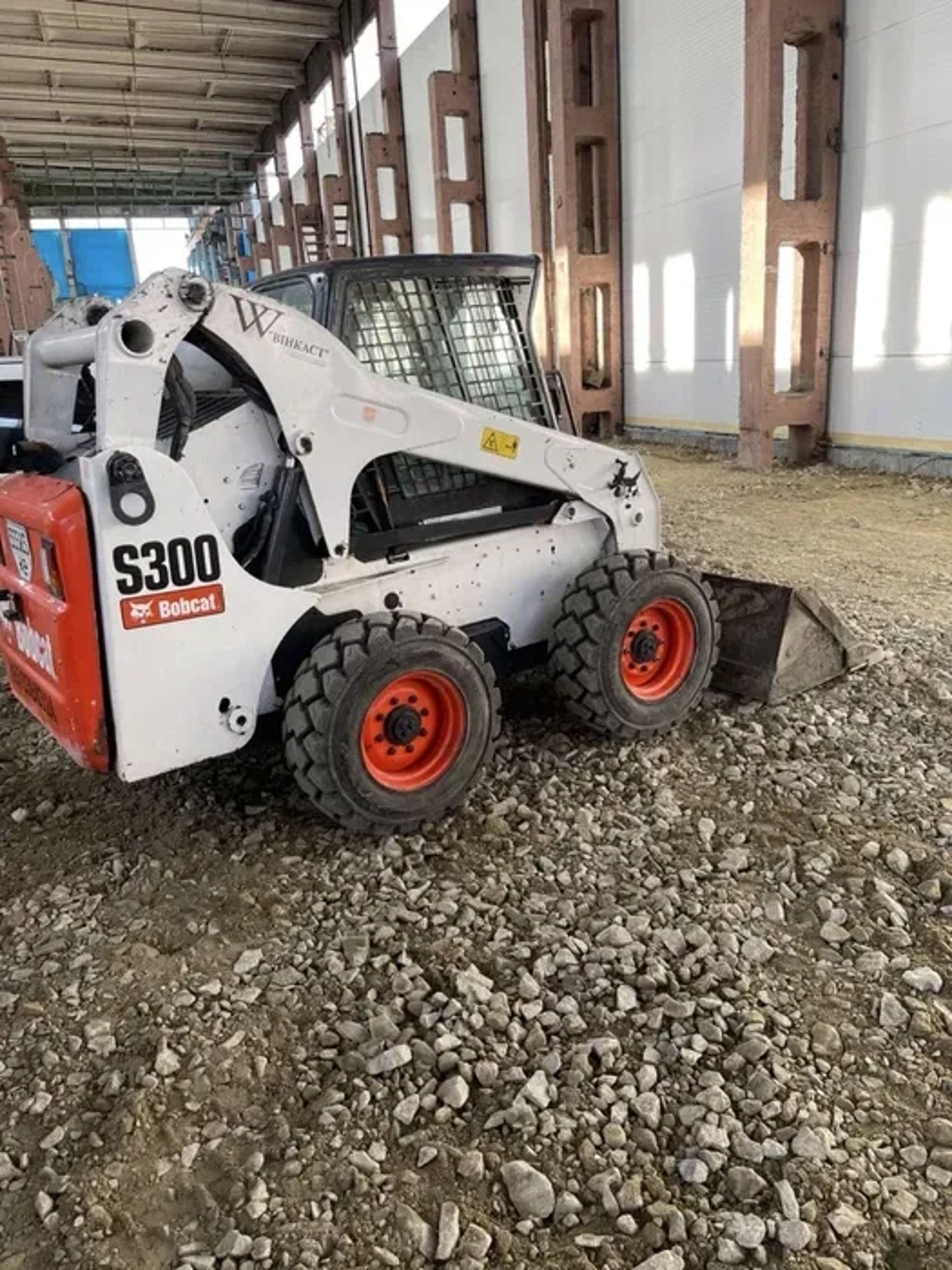 JCB 190 — надійний мінінавантажувач для будівельних робіт