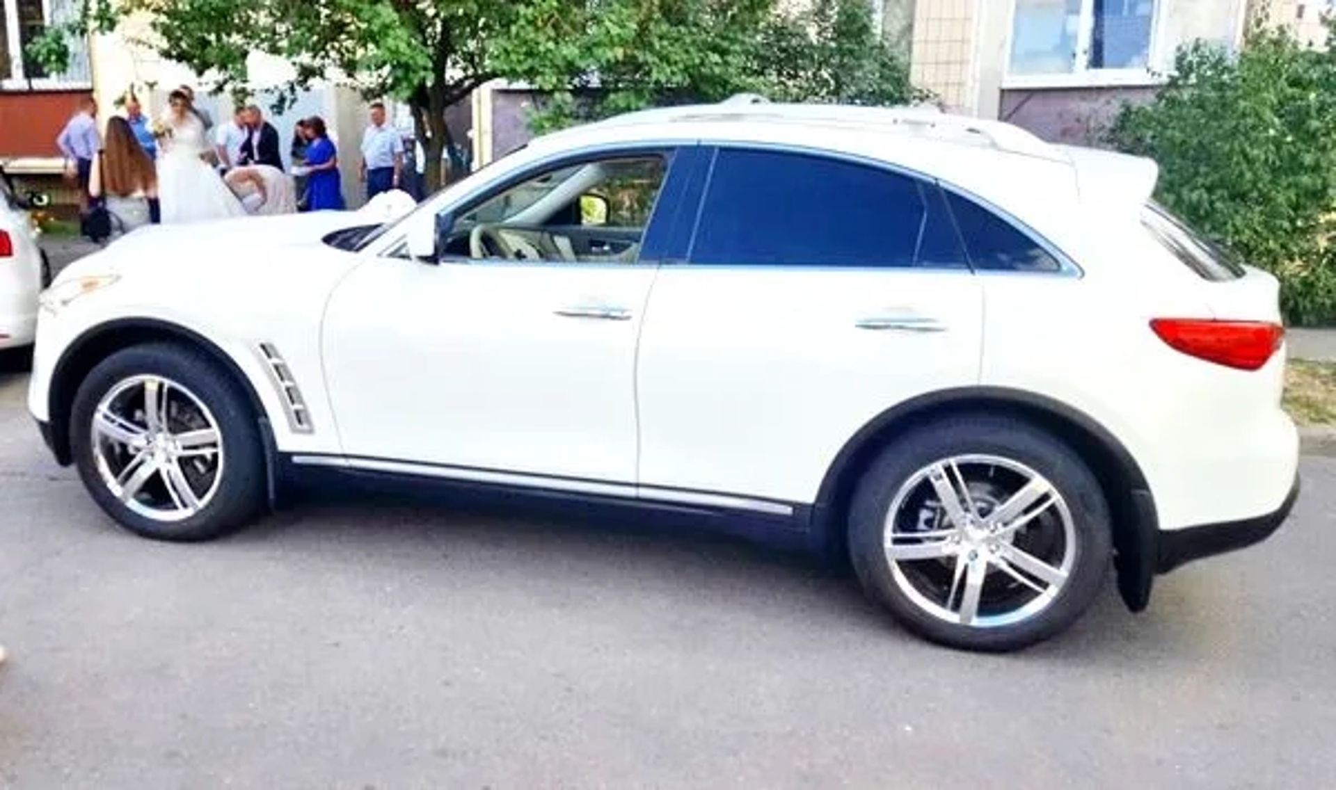 236 Позашляховик на весілля Infiniti FX35 біла