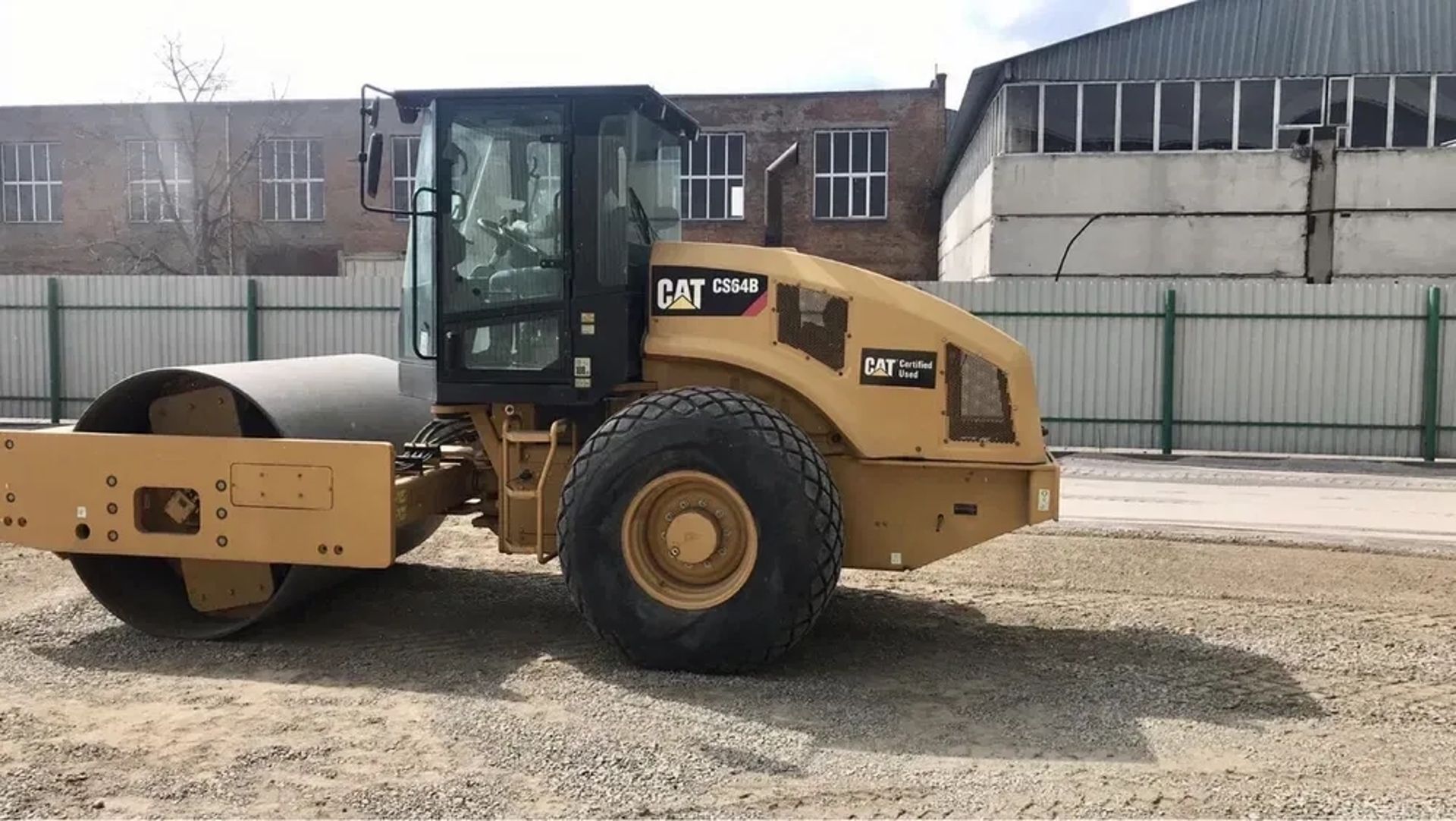Каток Caterpillar (CAT) CS64B.
