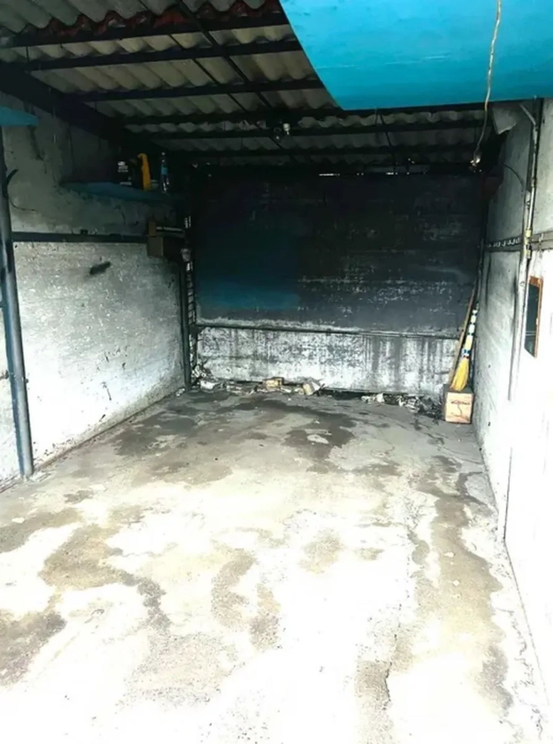 Металевий гараж для автомобіля та зберігання речей