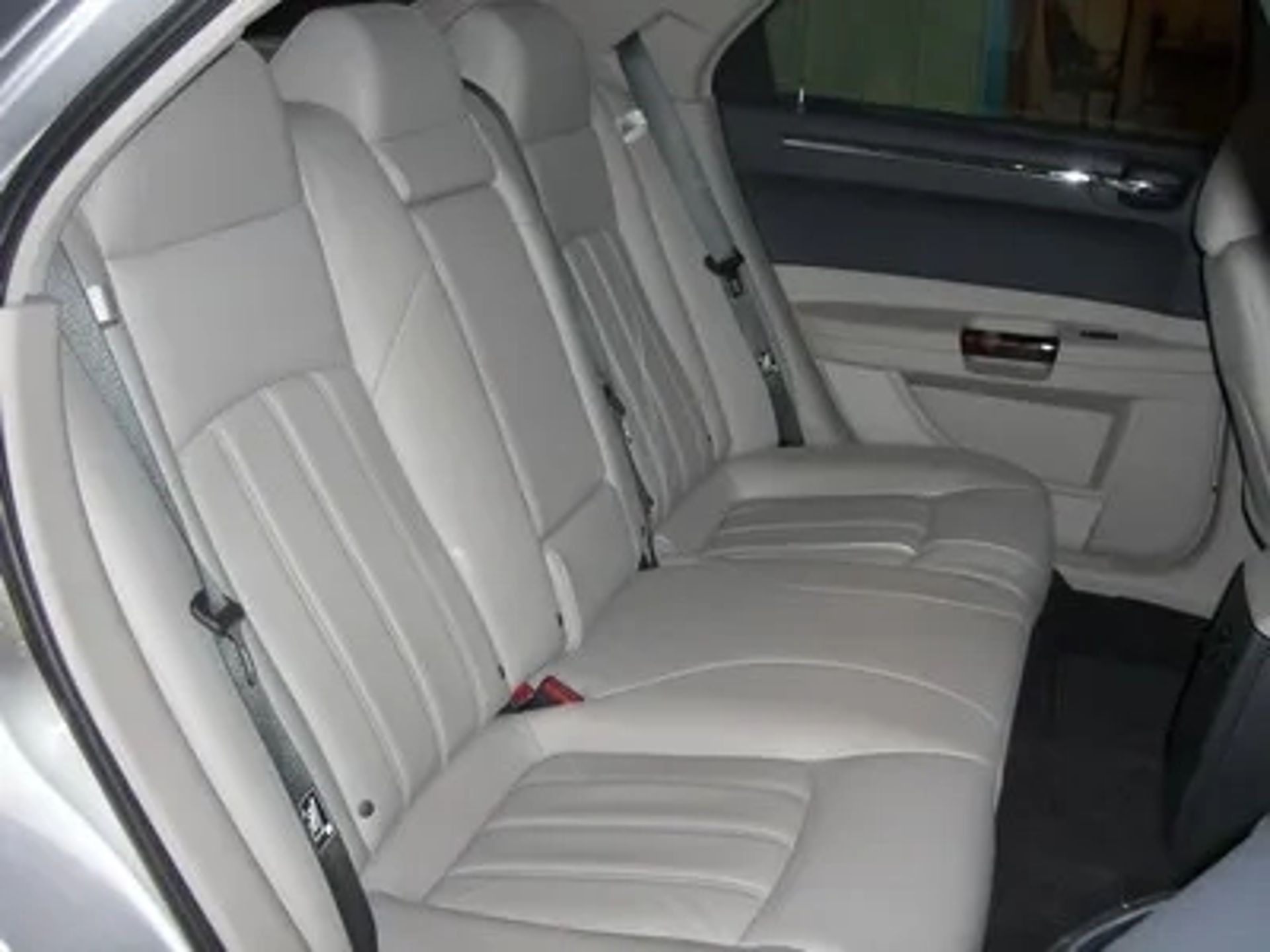 138 Авто на весілля Chrysler 300C сріблястий замовити на весілля