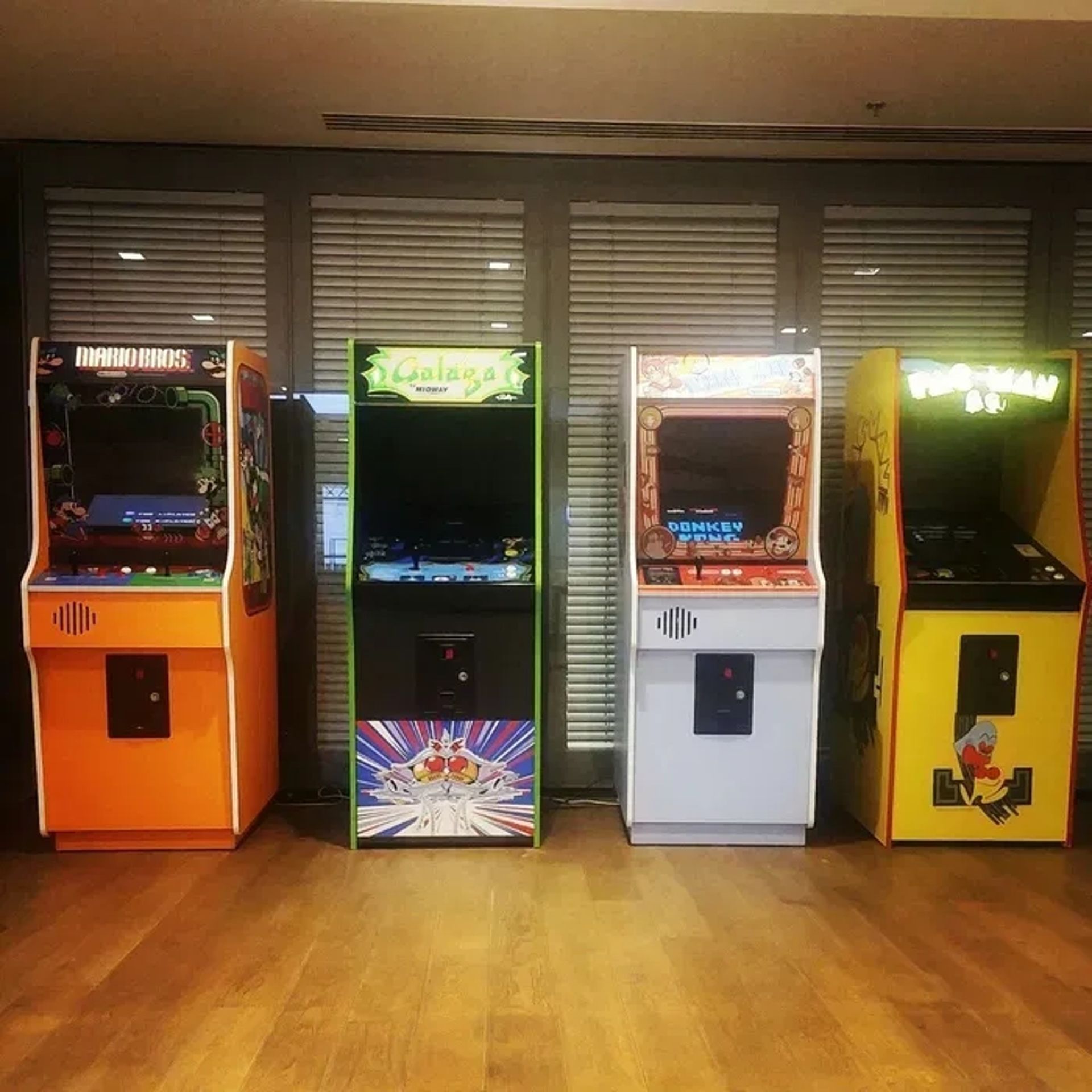 Ретро аркадні автоматі Pac-Man, Mario, Marvel