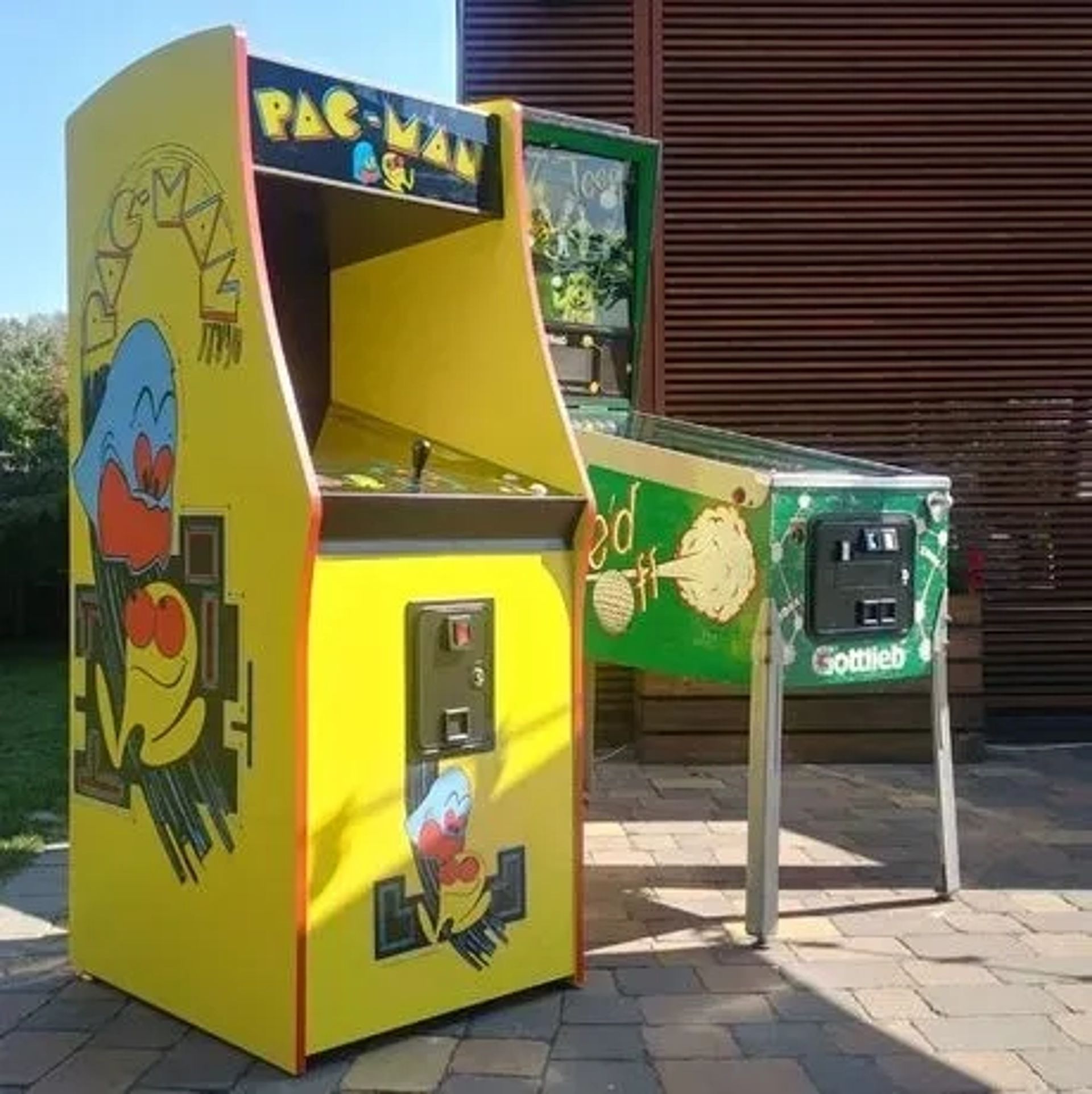 Ретро аркадні автоматі Pac-Man, Mario, Marvel