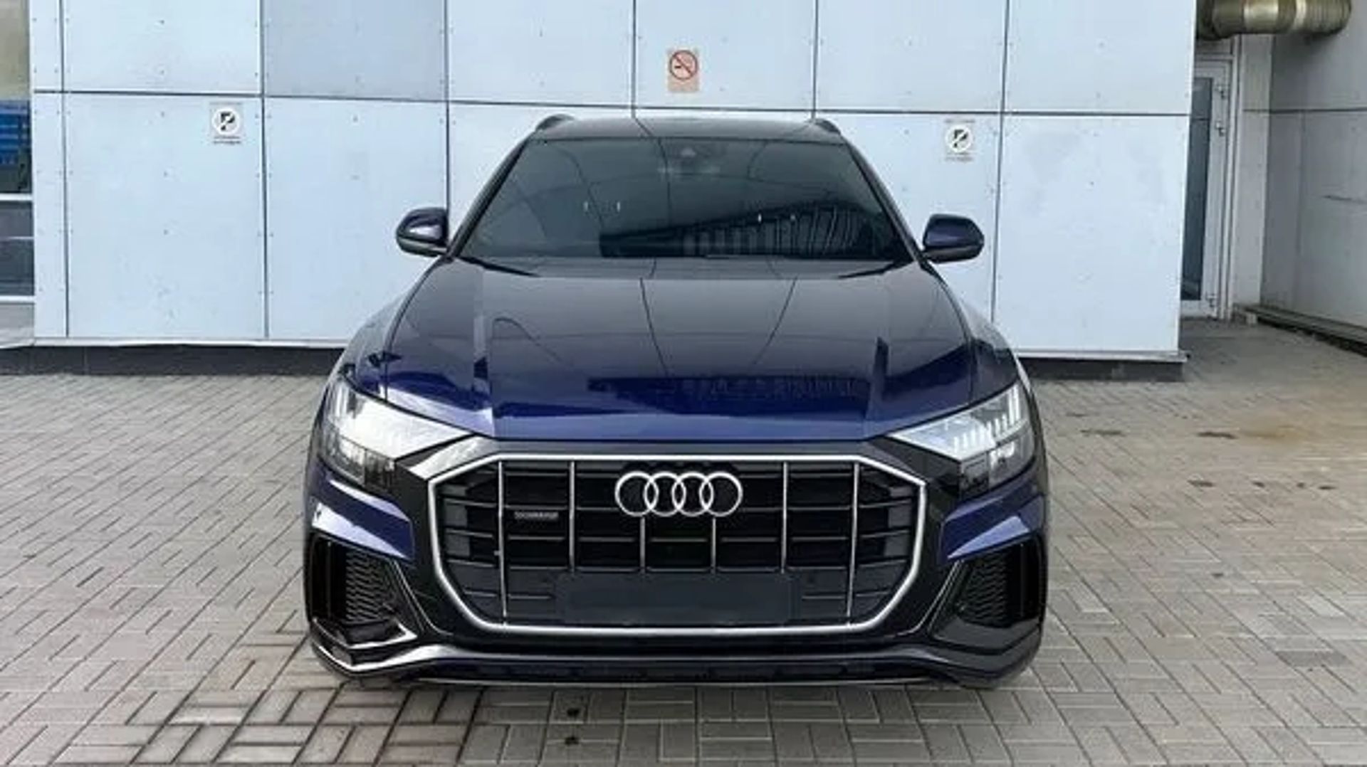 307 Позашляховик Audi Q8 синій без водія