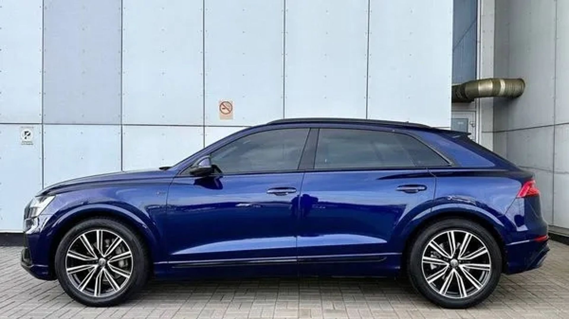 307 Позашляховик Audi Q8 синій без водія
